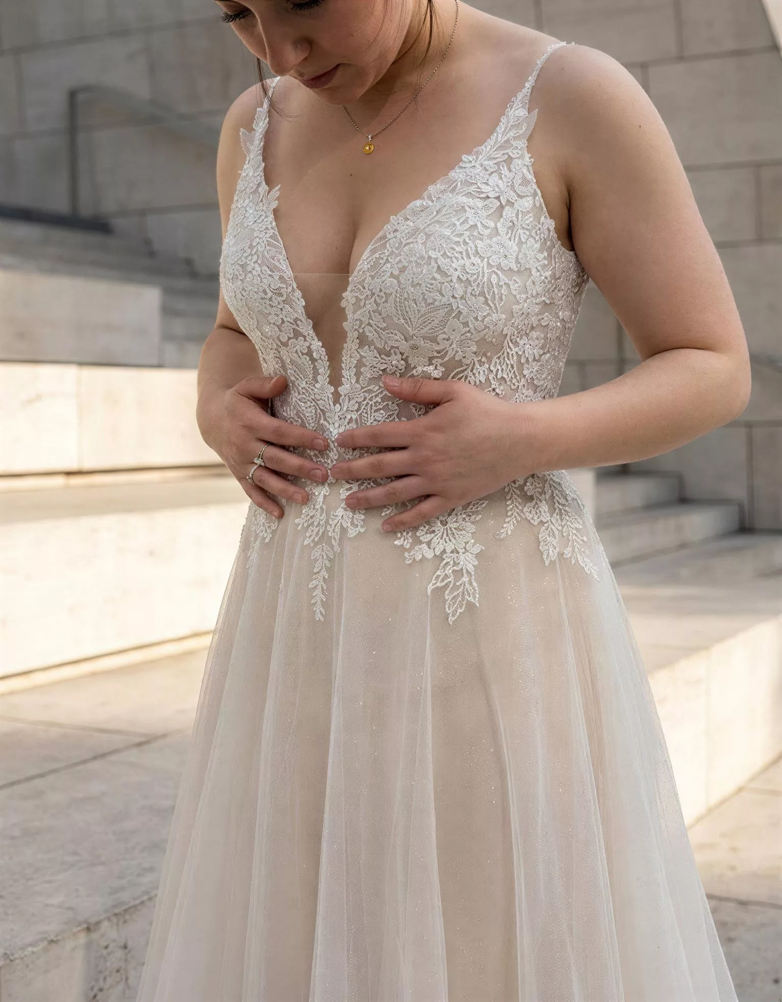 vestido-novia-dalia-atelierromance-encaje-escoteenv-espaldaabierta-detalle-atelierdebodas