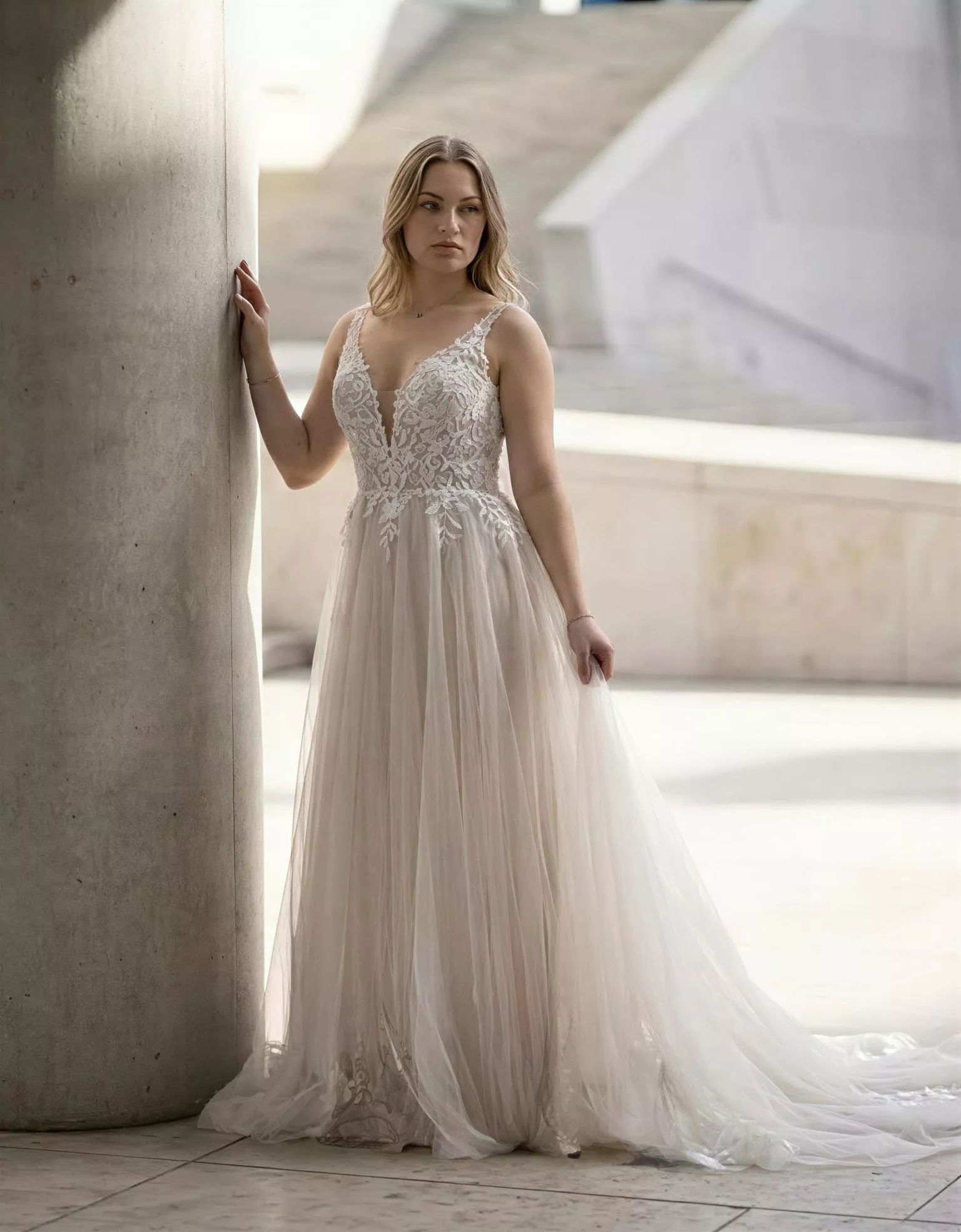 vestido-novia-dalia-atelierromance-encaje-escoteenv-espaldaabierta-editorial-atelierdebodas