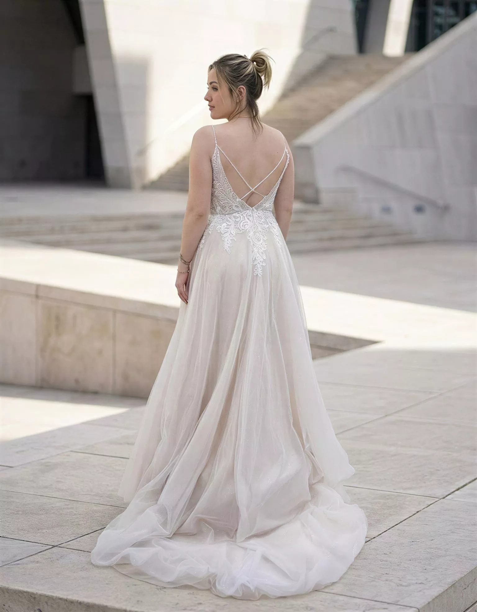 vestido-novia-dalia-atelierromance-encaje-escoteenv-espaldaabierta-espalda-atelierdebodas