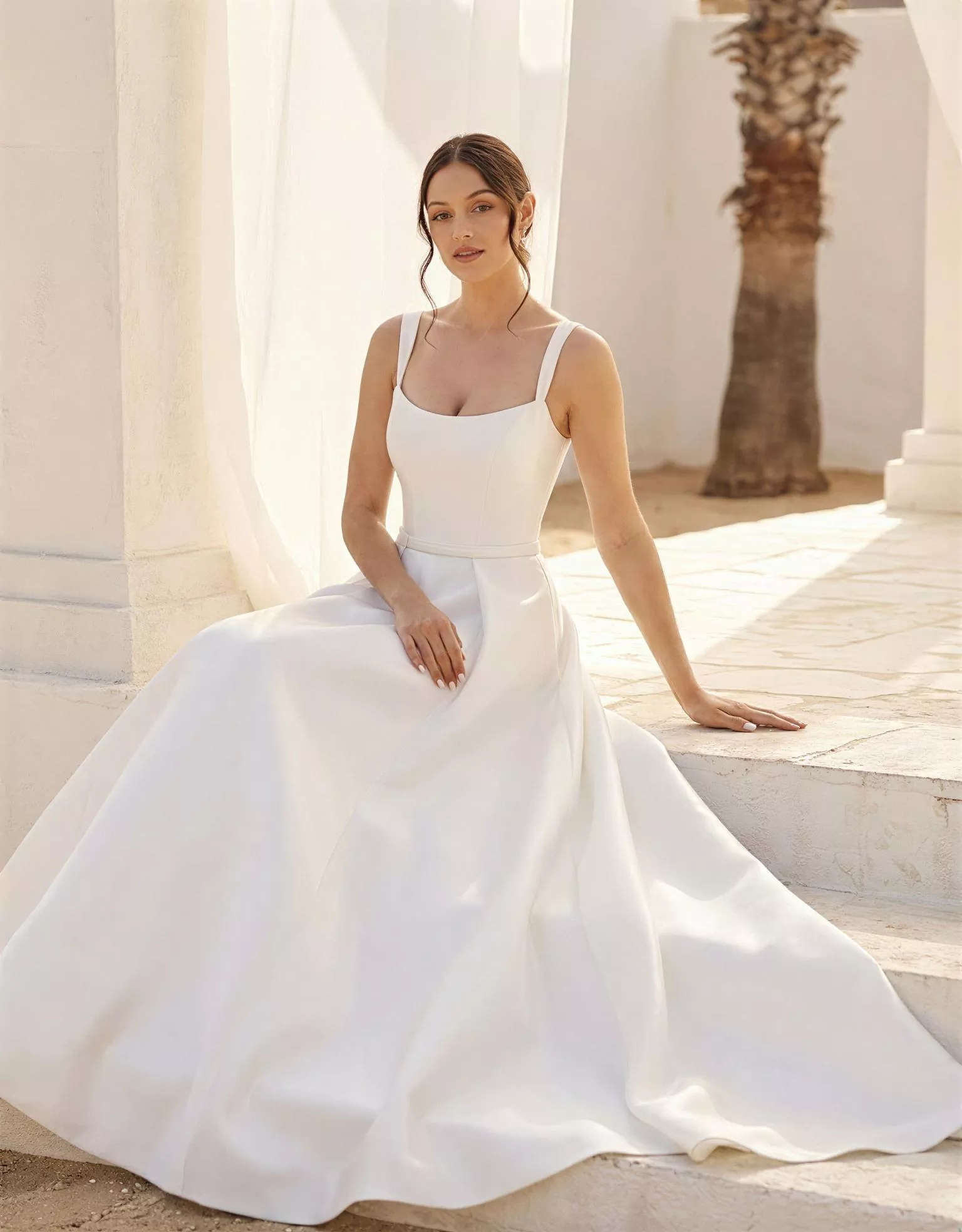 vestido-novia-dalila-atelier-essential-pose-frontal-sentada-crepé-escoterecto-espaldaenv-atelierdebodas