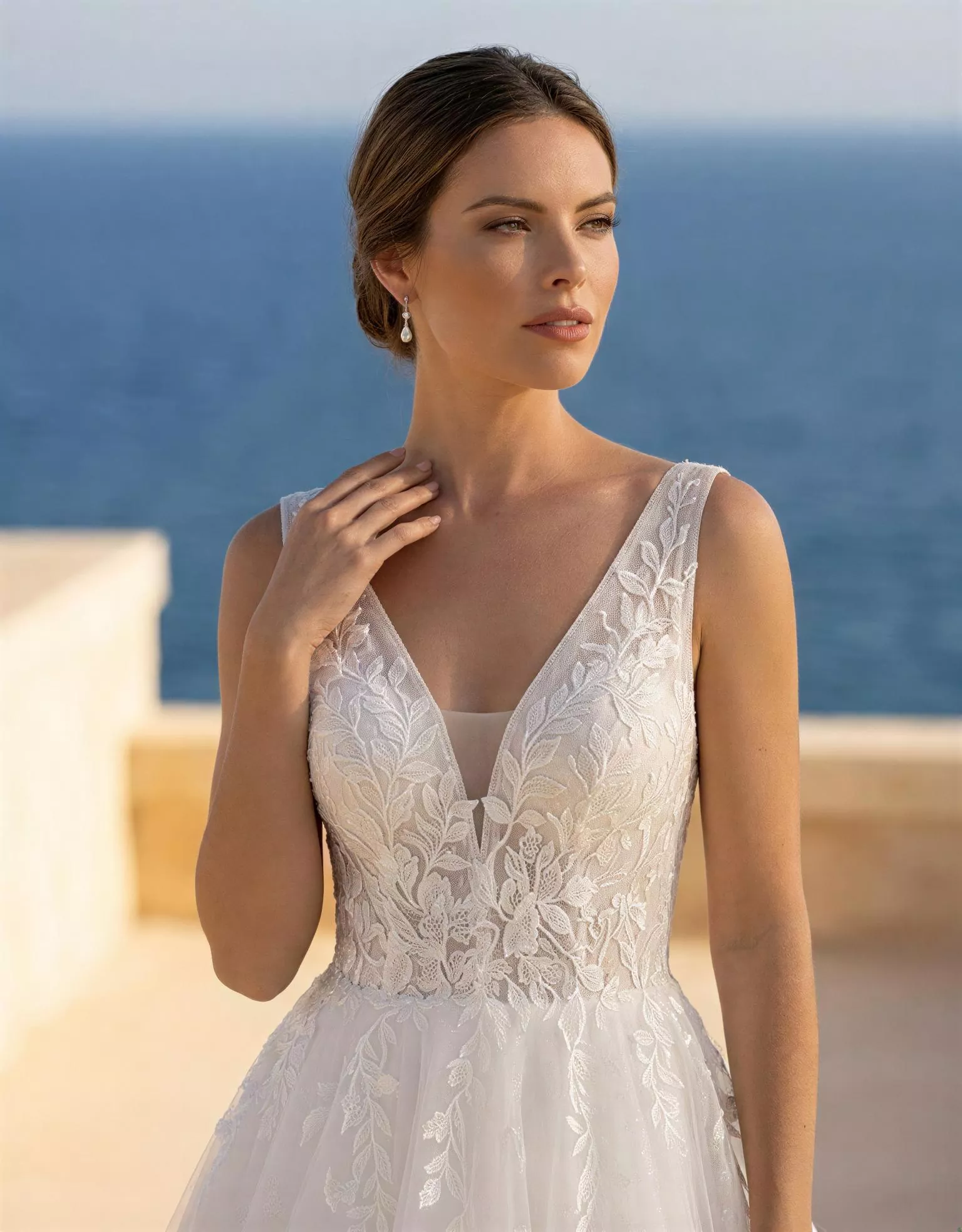 vestido-novia-jade-atelier-essential-frontal-detalle-encaje-escoteenv-espaldaenv-atelierdebodas