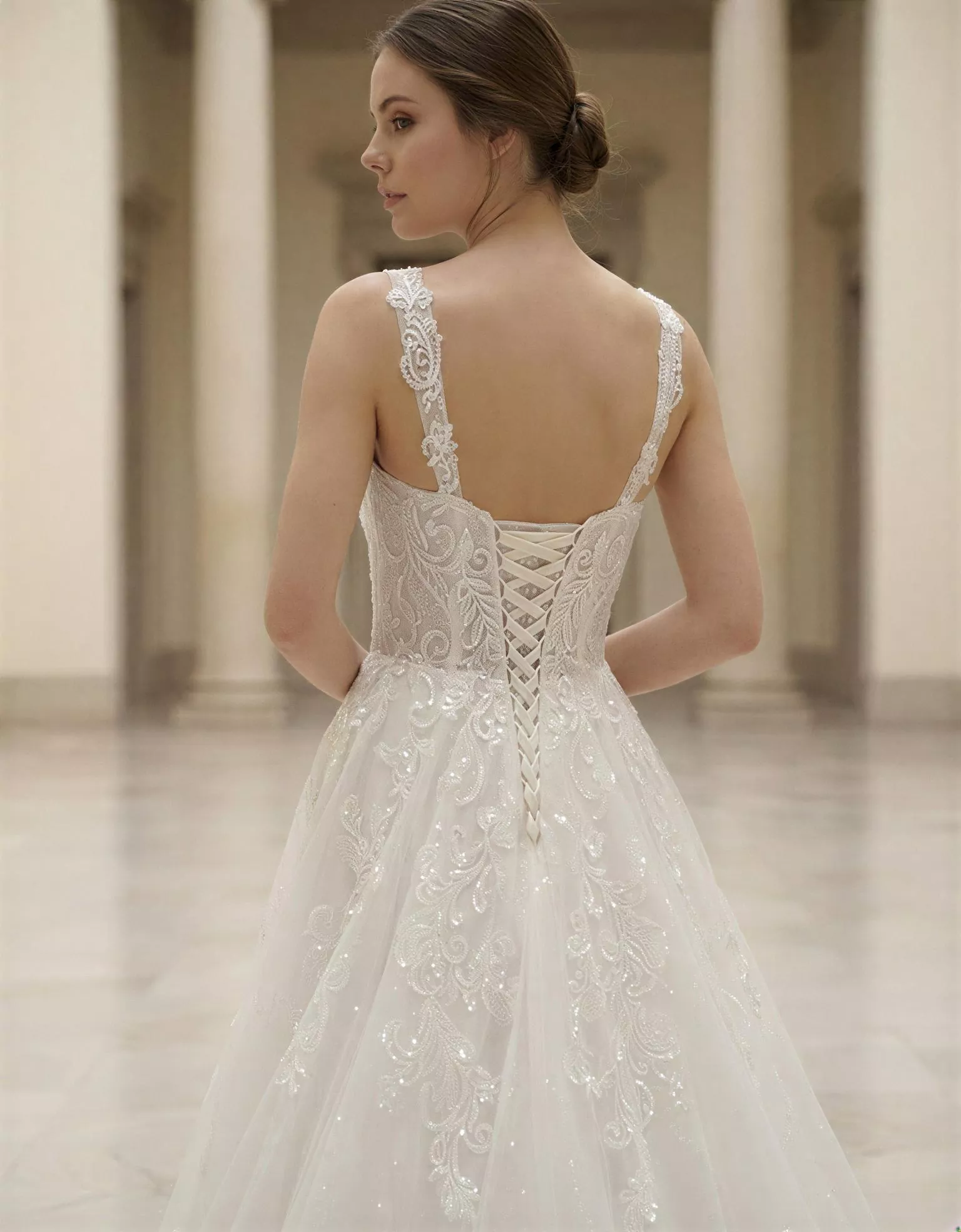 vestido-novia-jardin-atelier-essential-pose-espalda-detalle-encaje-escoteenv-espaldacorsé-atelierdebodas