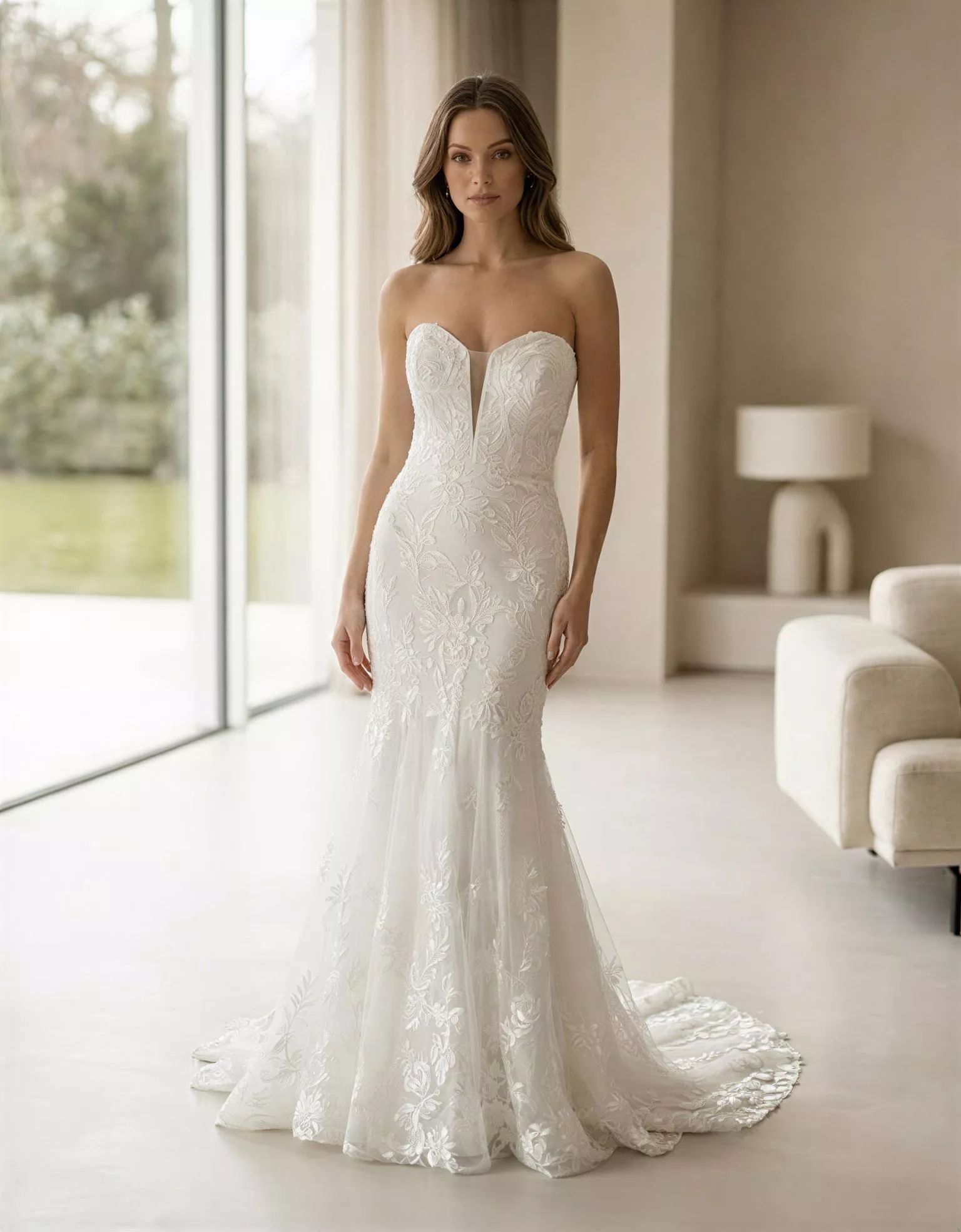 vestido-novia-juniper -atelier-romance-pose-frontal-encaje-escoteenv-espaldacorsé-atelierdebodas