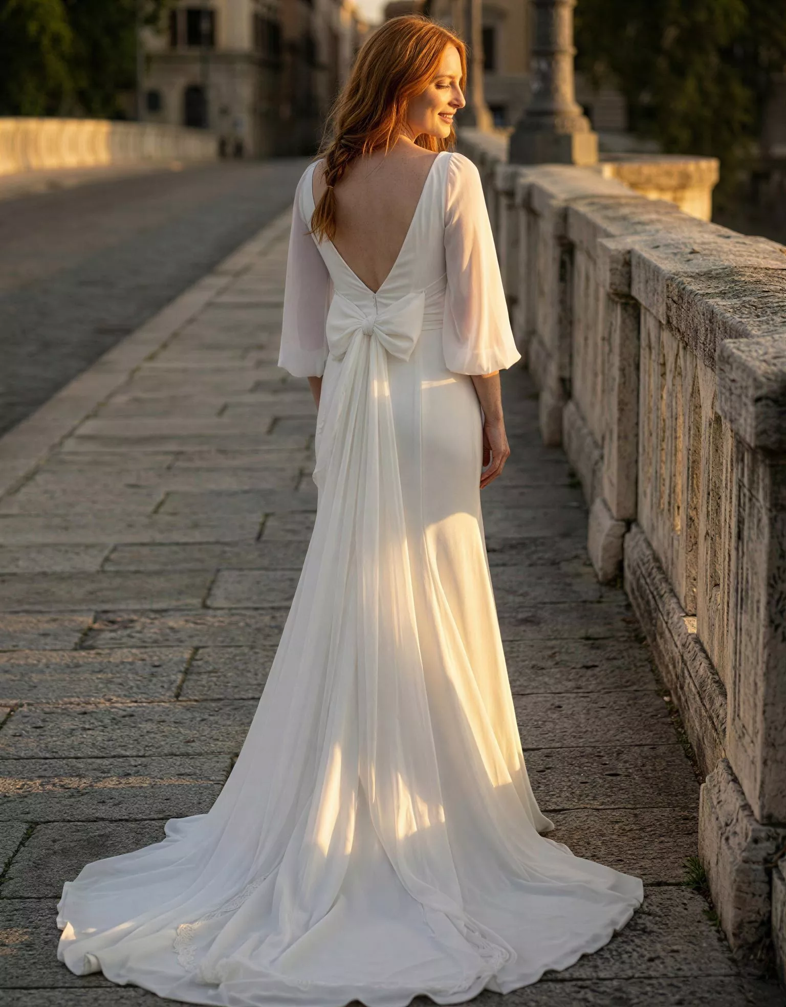 vestido-novia-liry-atelieressential-mikado-escoteenv-espaldaenv-espalda-atelierdebodas