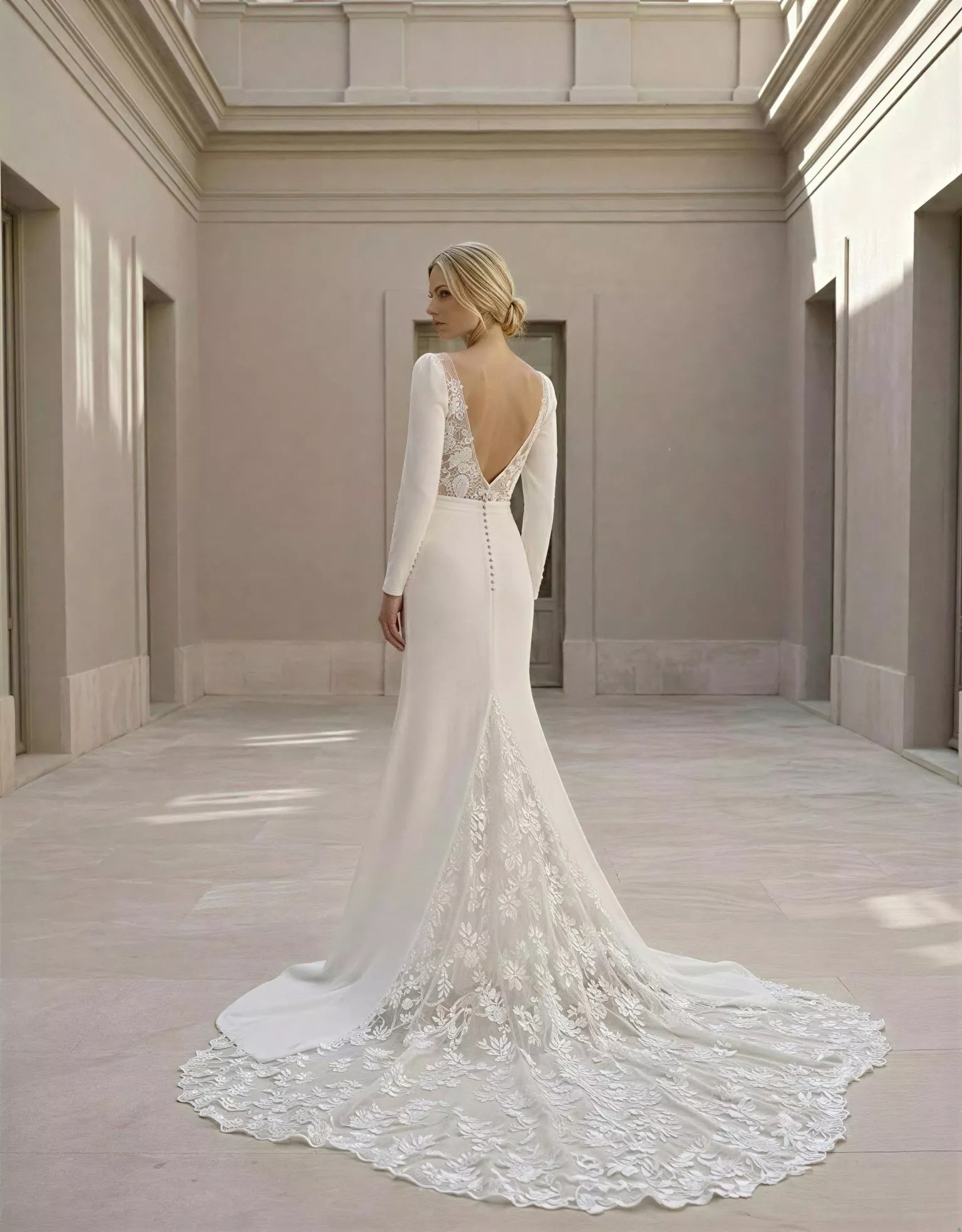 vestido-novia-luan-atelierboheme-satén-escoterecto-espaldaenv-atelierdebodas