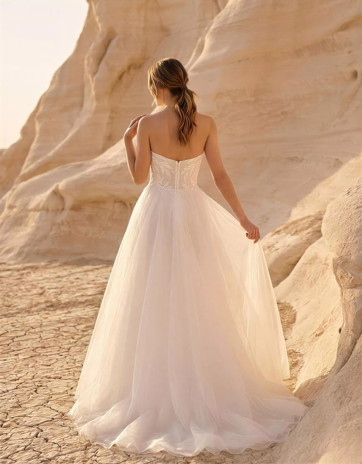 vestido-novia-orestina-atelier-essential-espalda-completo-encaje-escote-corazón-espaldaenv-atelierdebodas