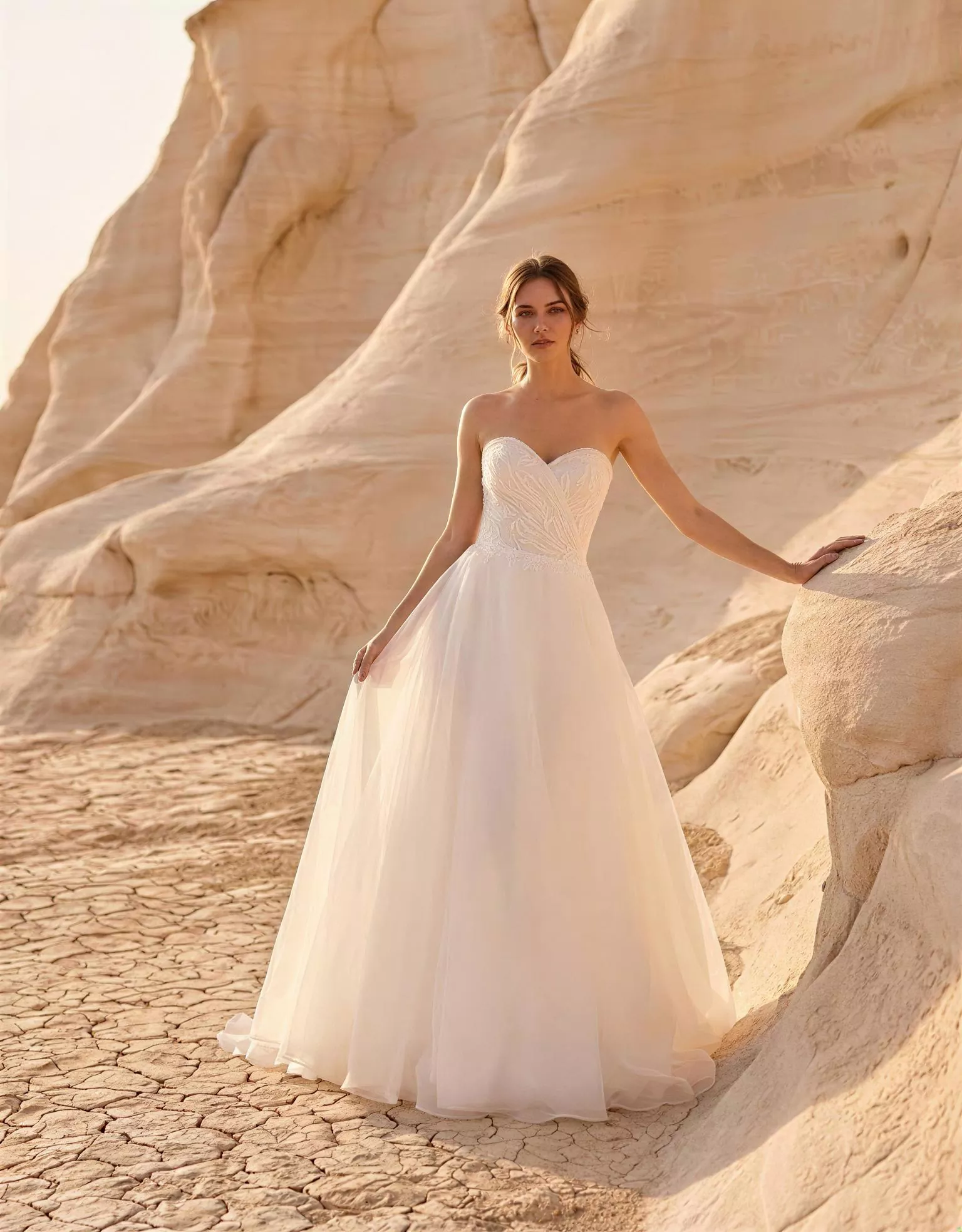 vestido-novia-orestina-atelier-essential-frontal-completo-encaje-escote-corazón-espaldaenv-atelierdebodas