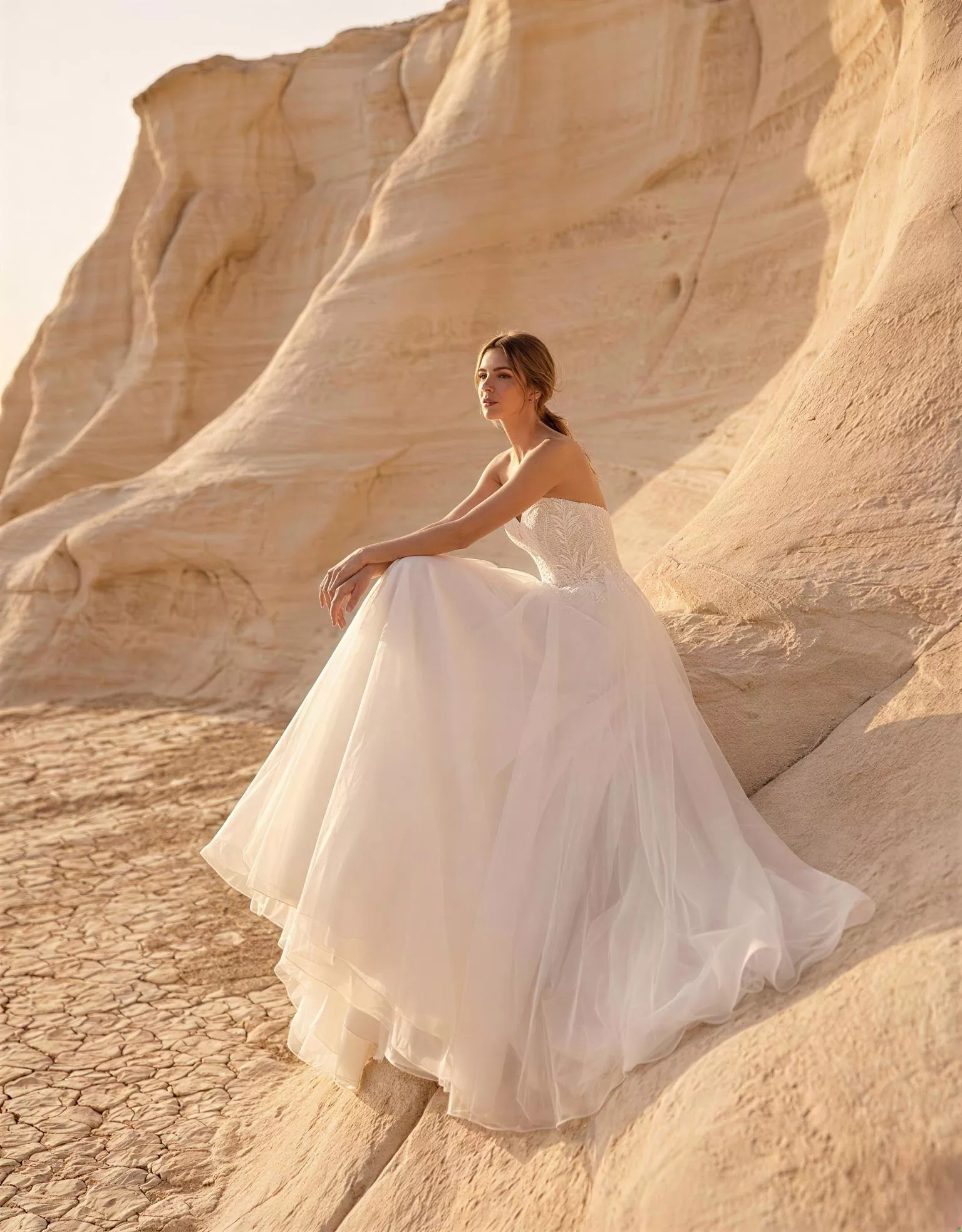 vestido-novia-orestina-atelier-essential-pose-catalogo-encaje-escote-corazón-espaldaenv-atelierdebodas