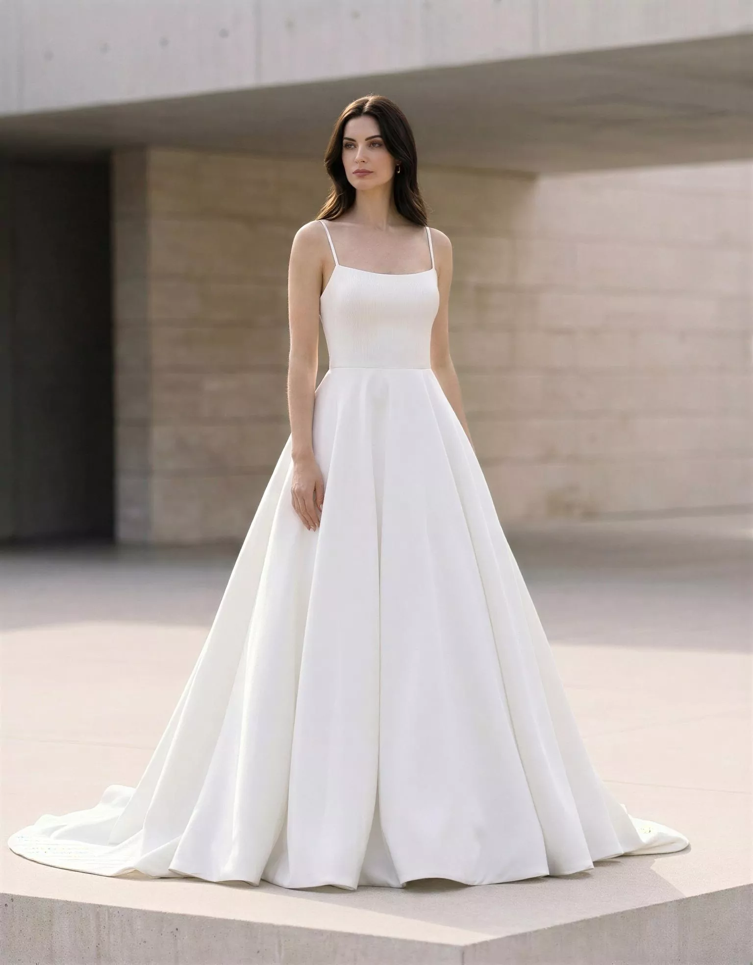 vestido-novia-solera-atelieressential-satén-escoterecto-espaldaenu-atelierdebodas