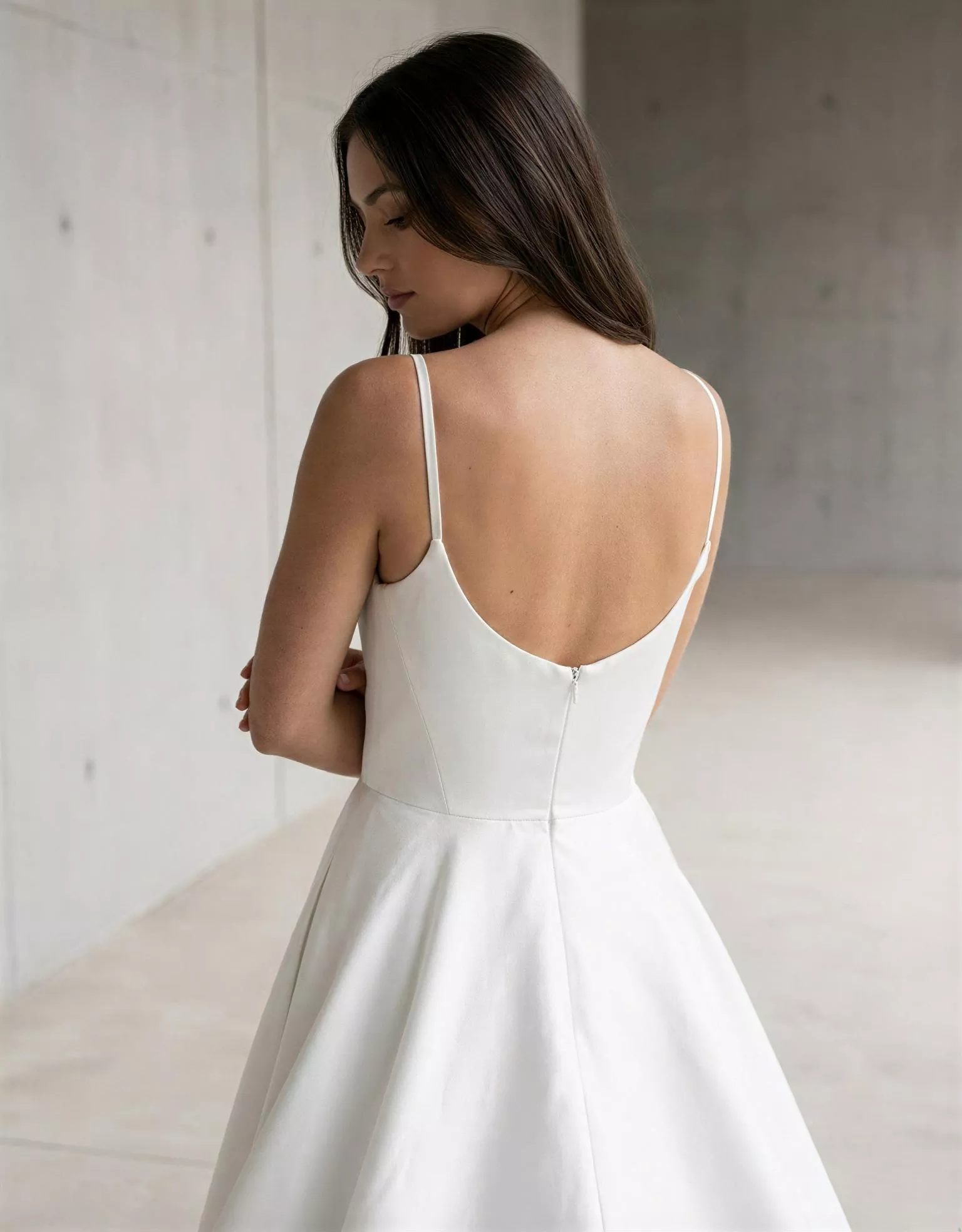 vestido-novia-solera-atelieressential-satén-escoterecto-espaldaenu-detalleespalda-atelierdebodas