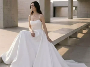 vestido-novia-solera-atelieressential-satén-escoterecto-espaldaenu-espalda-atelierdebodas