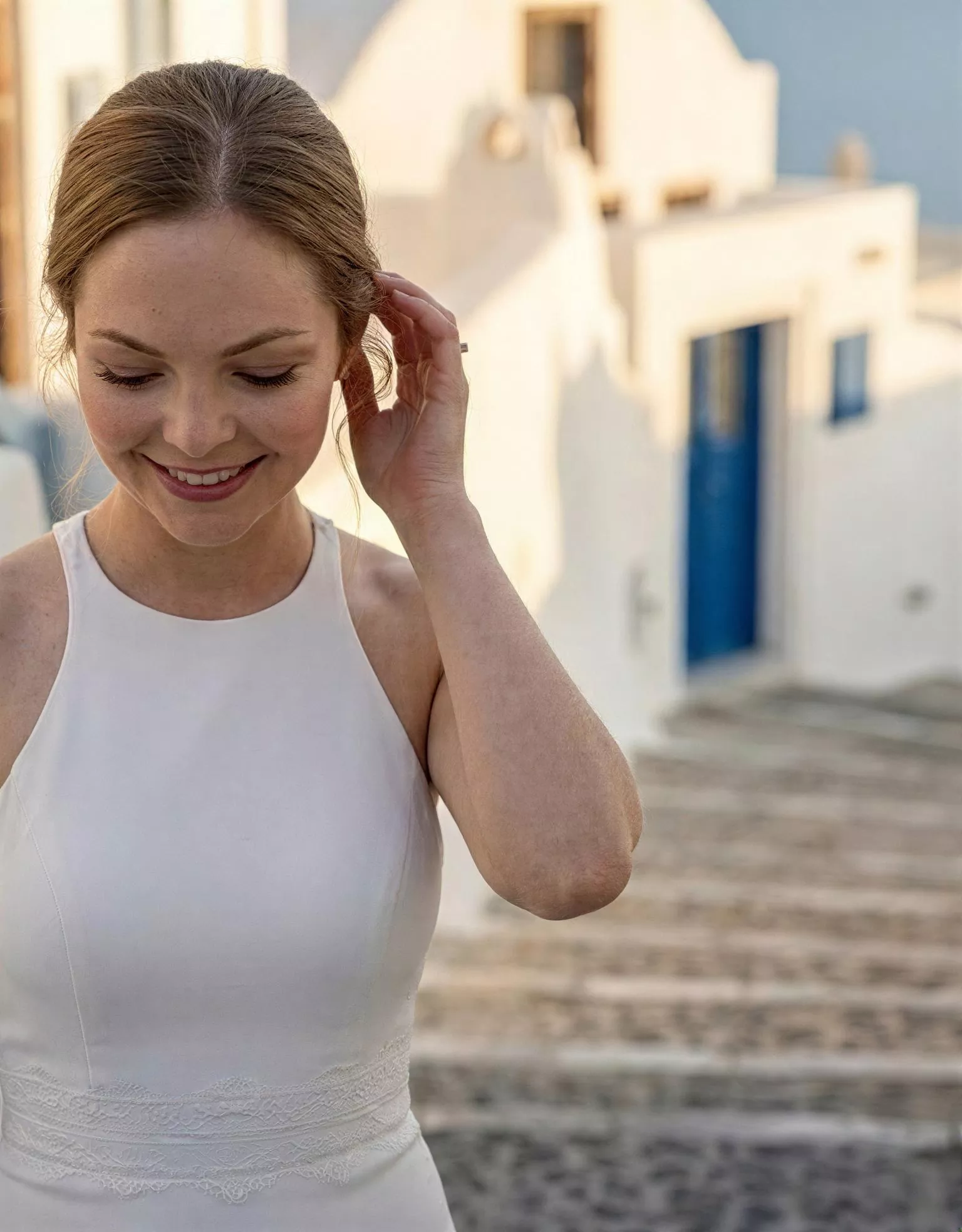 vestido-novia-vaiana-atelier-essential-pose-detalle-crepé-escoterecto-espaldaabierta-atelierdebodas