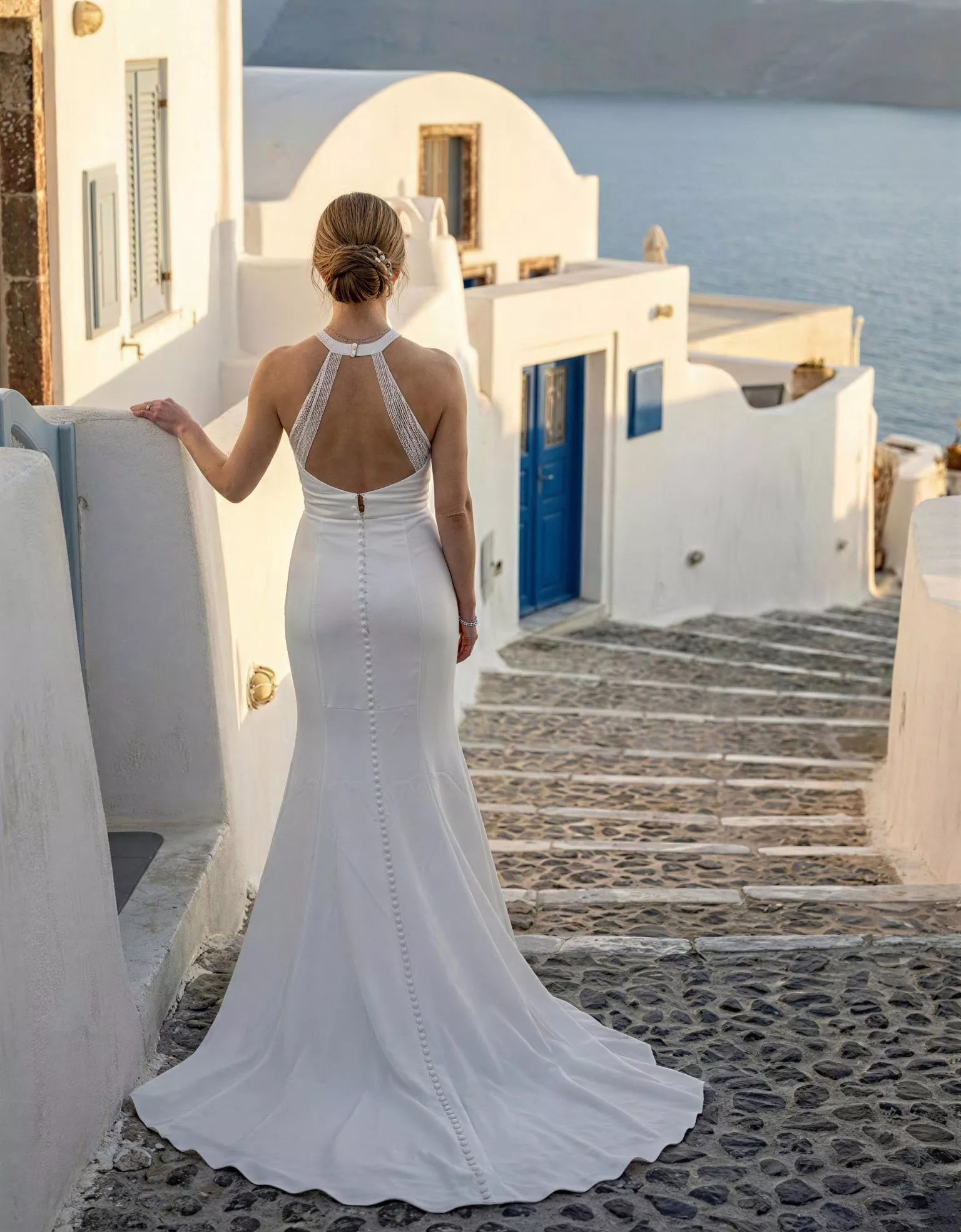 vestido-novia-vaiana-atelier-essential-pose-espalda-crepé-escoterecto-espaldaabierta-atelierdebodas