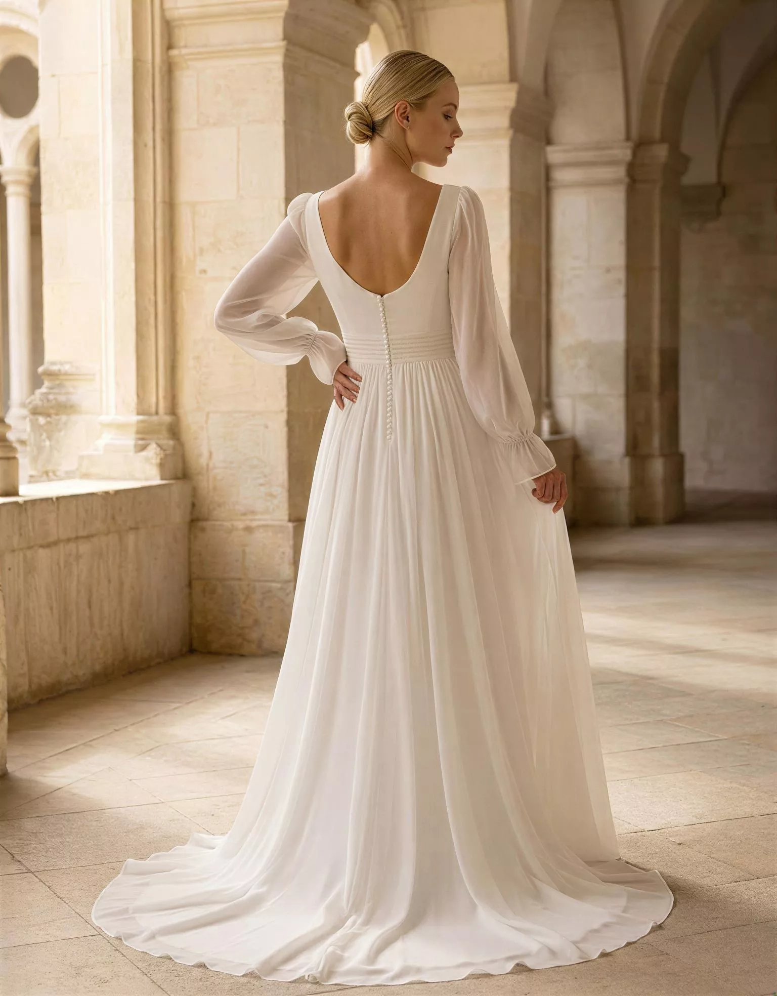 vestido-novia-lublin-atelierromance-crepé-escoteenv-espaldaenu-atelierdebodas