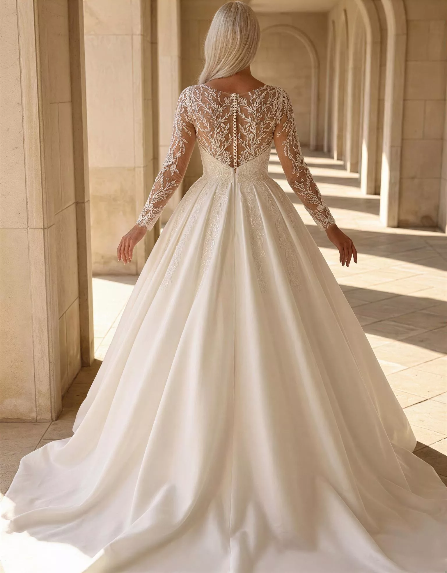 vestido-novia-dubai-ateliercouture-encaje-escotecorazón-espaldacerrada-espalda-atelierdebodas