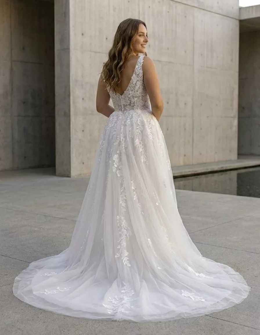 vestido-novia-lazareth-atelierromance-encaje-escoteenv-espaldaenv-atelierdebodas