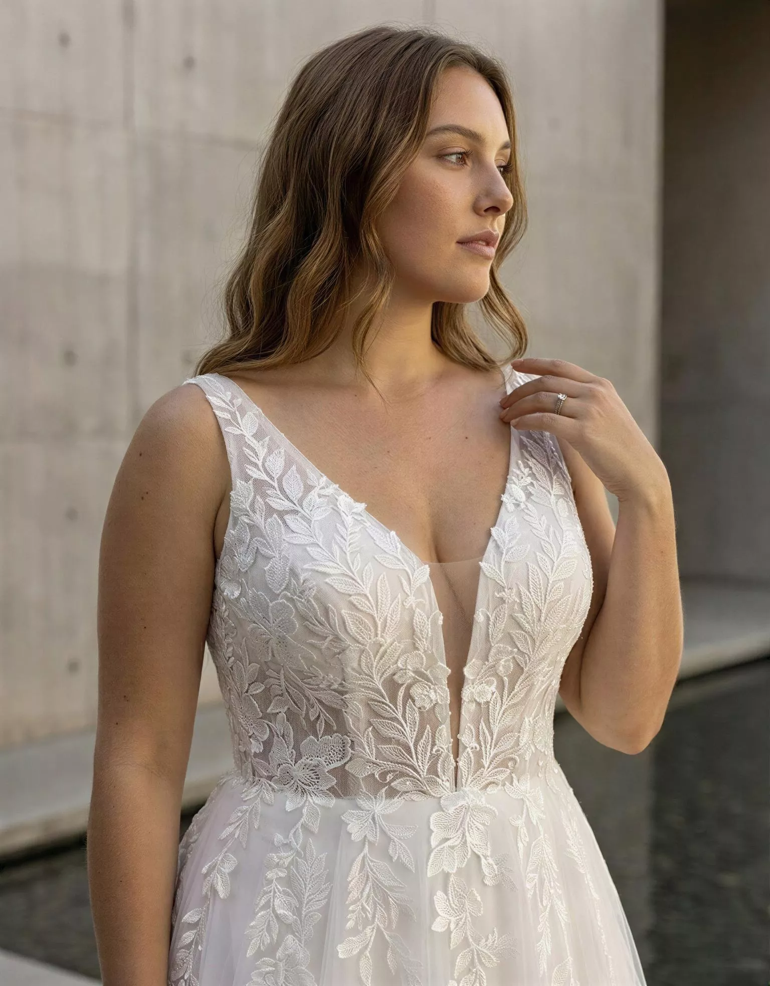 vestido-novia-lazareth-atelierromance-encaje-escoteenv-espaldaenv-atelierdebodas