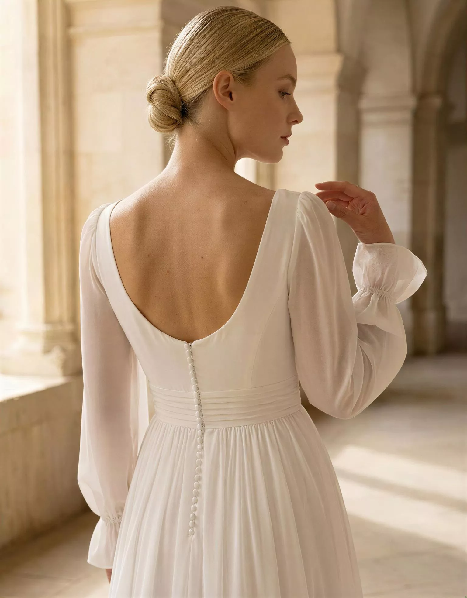 vestido-novia-lublin-atelierromance-crepé-escoteenv-espaldaenu-detalleespalda-atelierdebodas