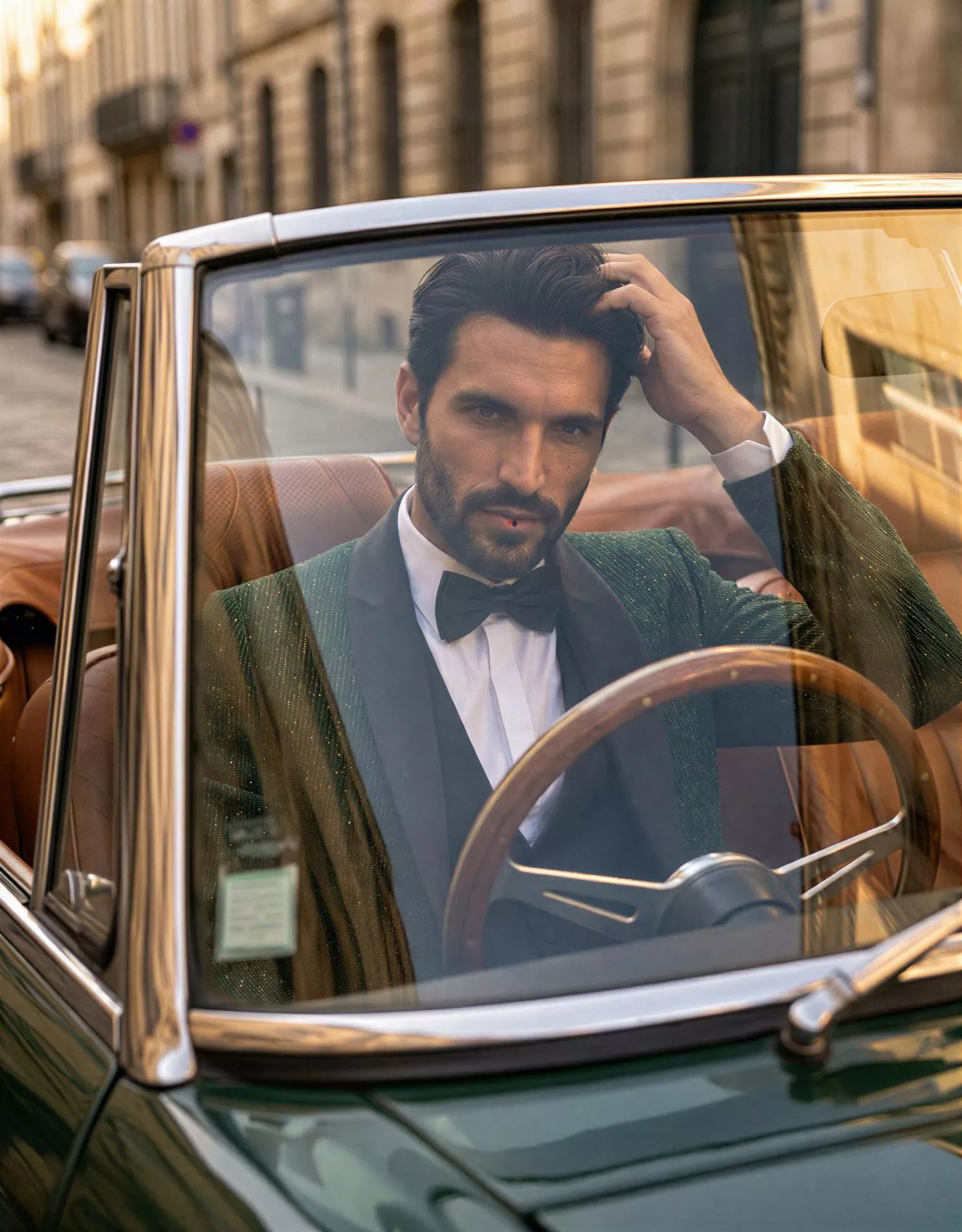 Traje de novio Magnus, pose frontal coche detalle smoking slim fit con tonalidades verdes y doradas, Atelier Masculini