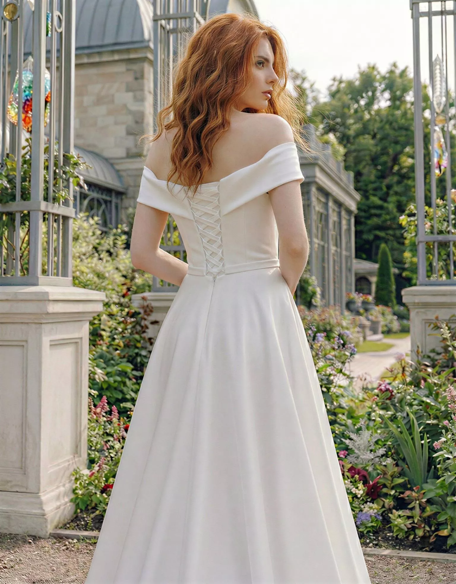 Vestido de Novia Georgina pose espalda detalle escote asimétrico espalda V corsé corte A Atelier Essential