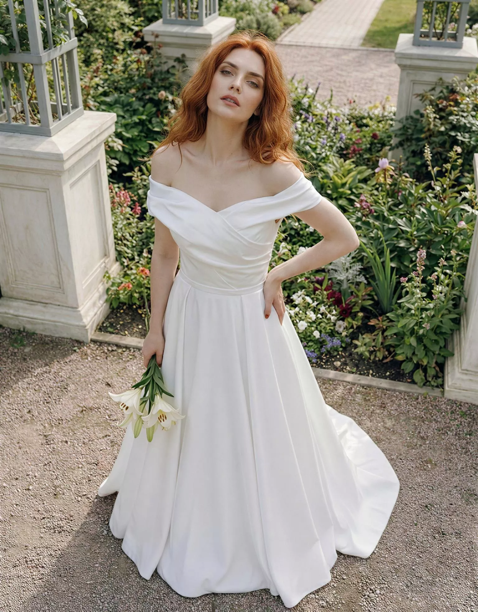 Vestido de Novia Georgina pose frontal cenital escote asimétrico espalda V corsé corte A Atelier Essential