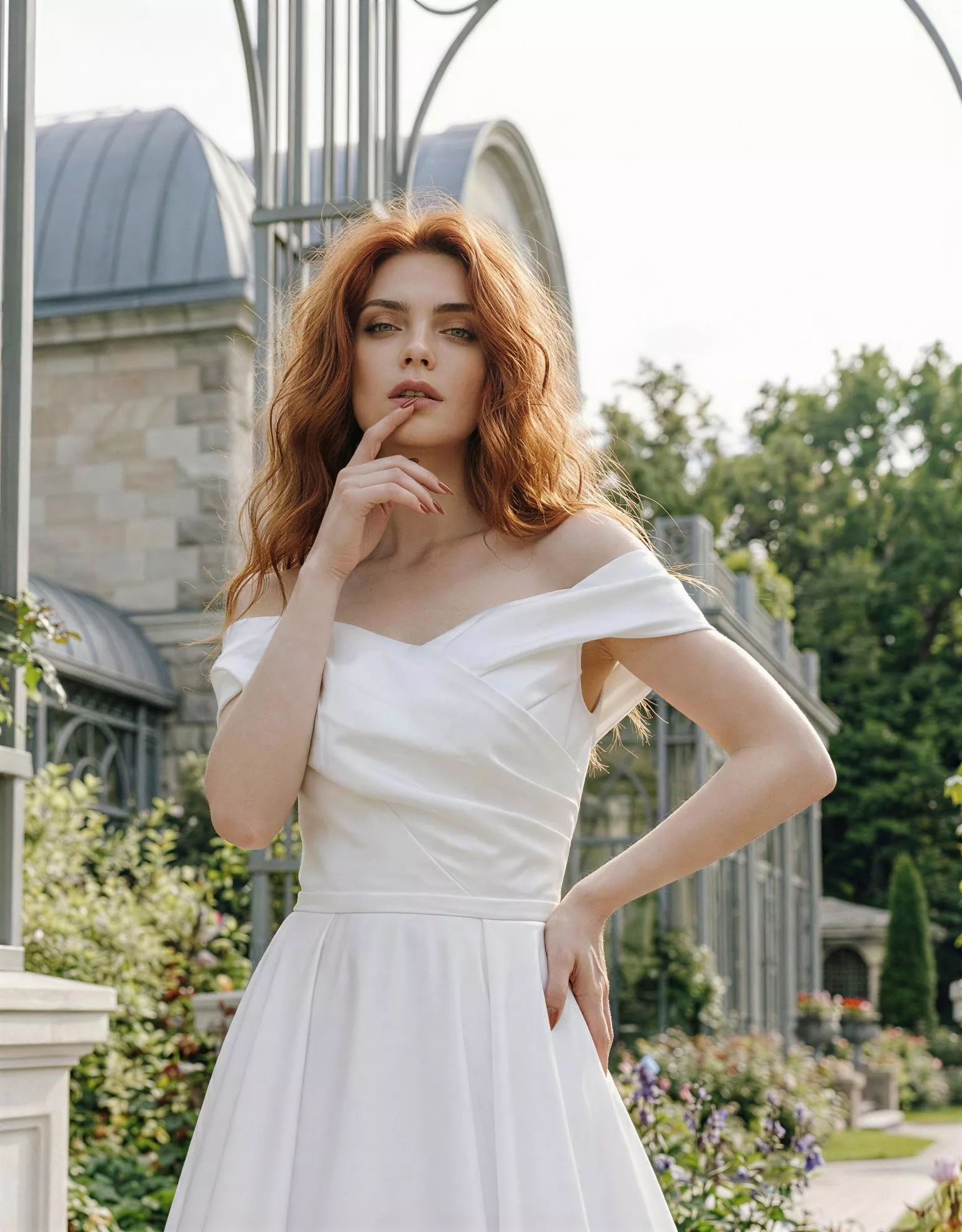 Vestido de Novia Georgina pose frontal detalle escote asimétrico espalda V corsé corte A Atelier Essential