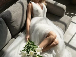 Vestido de Novia JOLANDA pose dramática sensual espalda V corte A escote V cruzado Atelier Boheme