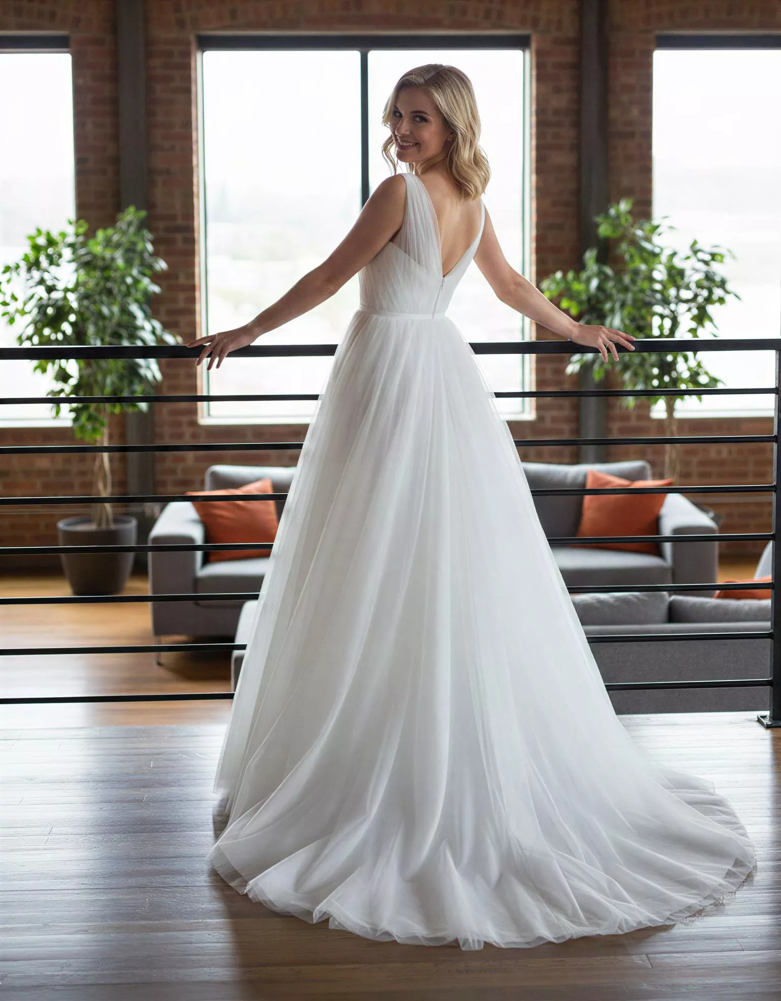 Vestido de Novia JOLANDA pose posterior espalda V corte A escote V cruzado Atelier Boheme