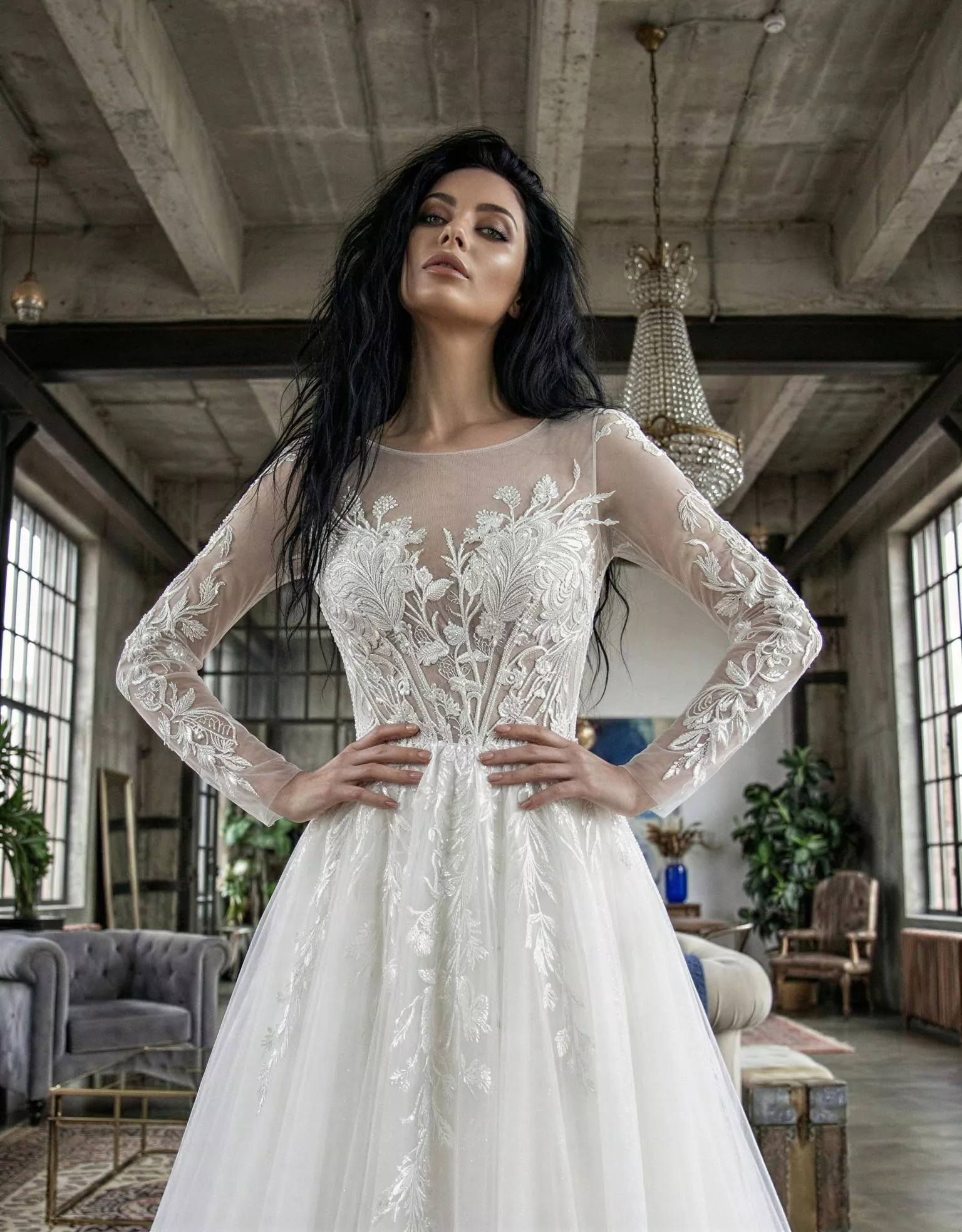 Vestido de Novia JOVINA corte A mangas largas pose atractiva Atelier Boheme