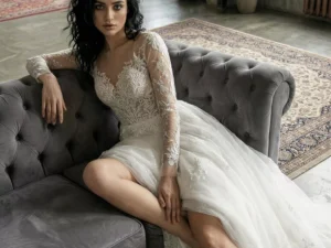 Vestido de Novia JOVINA pose sentada corte A mangas largas Atelier Boheme