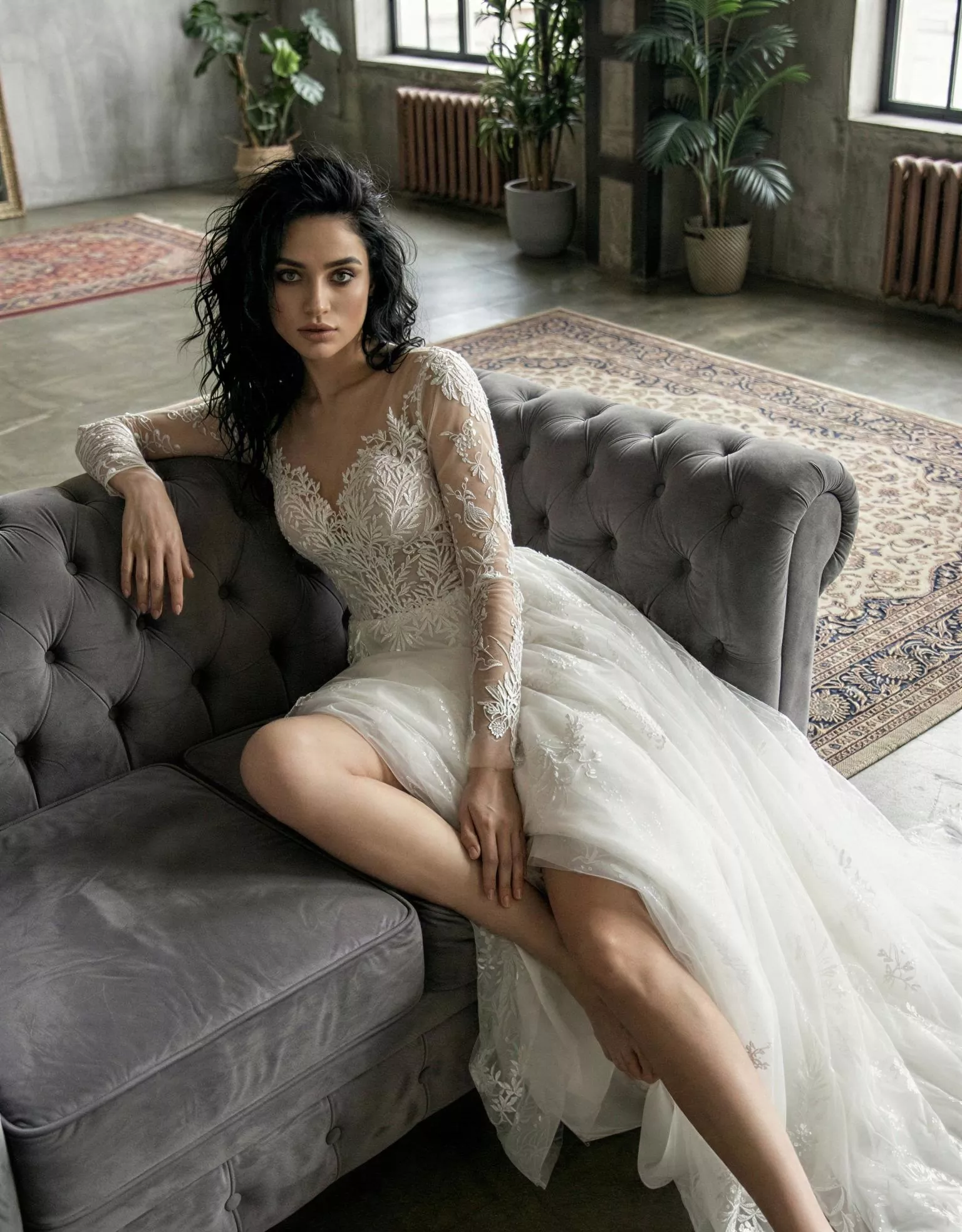 Vestido de Novia JOVINA pose sentada corte A mangas largas Atelier Boheme