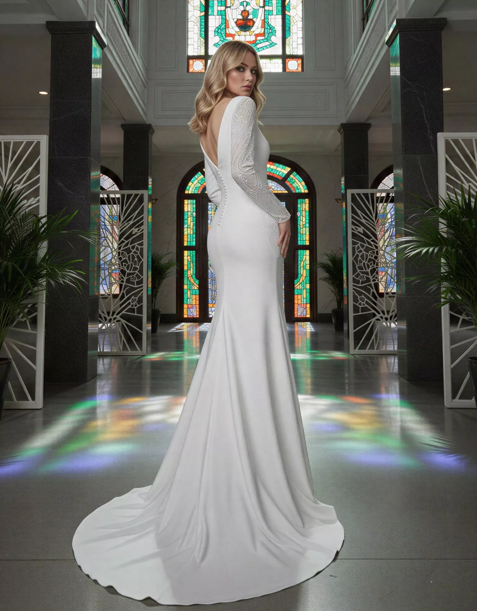 Vestido de Novia Jadeite pose espalda escote barco espalda V corte sirena Atelier Boheme