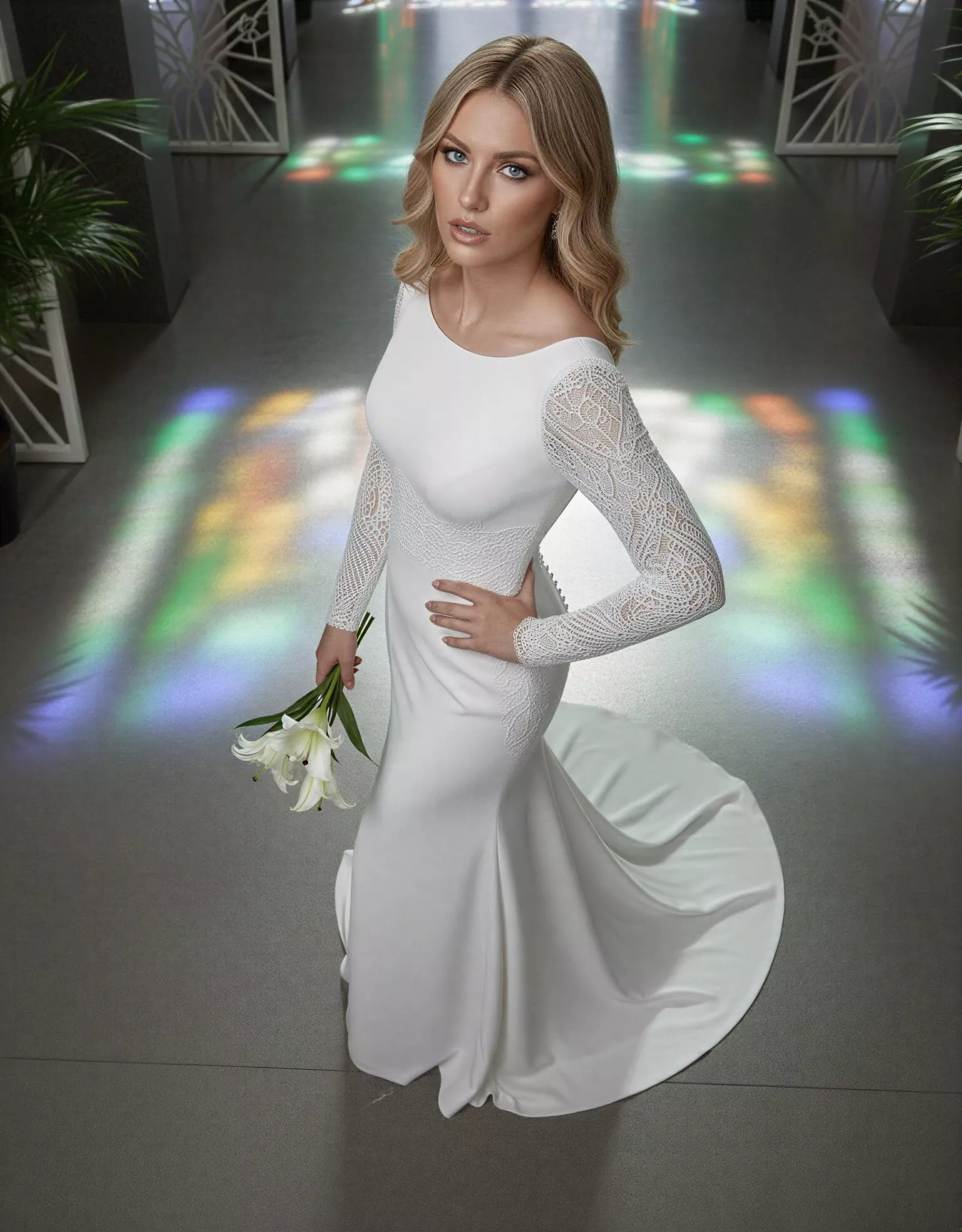 Vestido de Novia Jadeite pose frontal cenital escote barco espalda V corte sirena Atelier Boheme