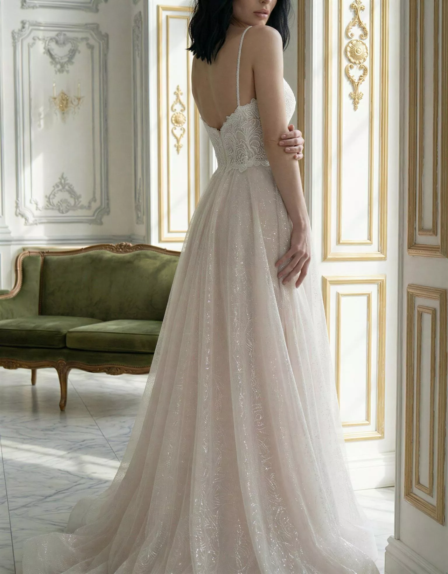 Vestido de Novia Jardinette pose espalda escote corazón sostenido espalda V corte A Atelier Essential