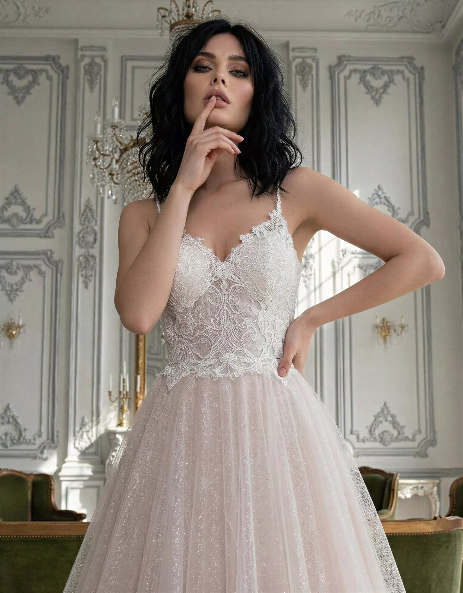 Vestido de Novia Jardinette pose frontal detalle escote corazón sostenido espalda V corte A Atelier Essential