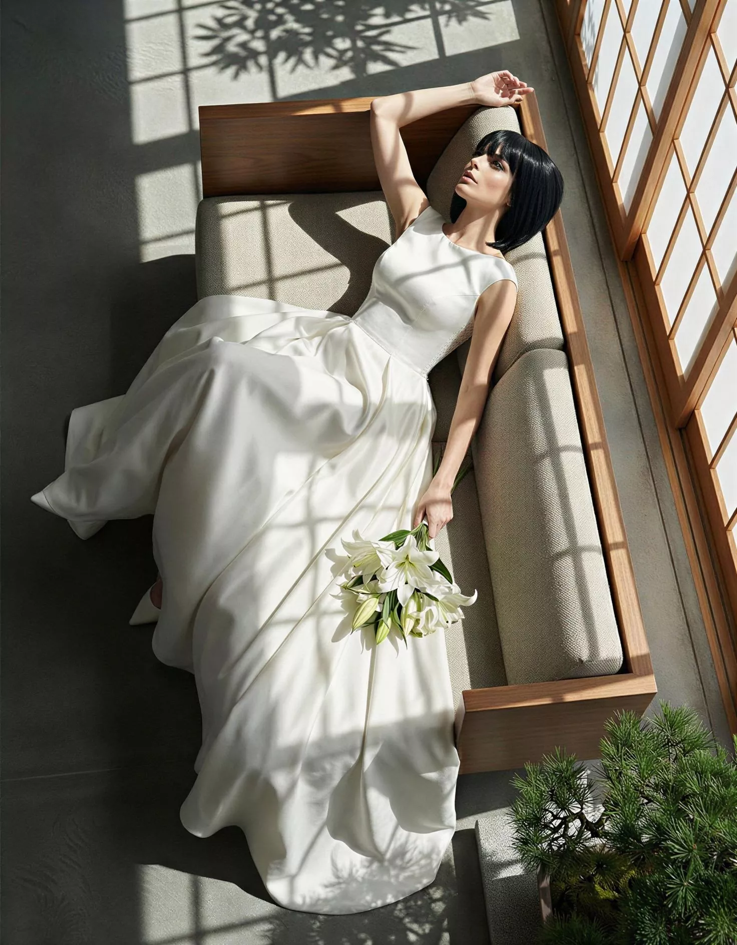 Vestido de Novia Jasmine pose dramatica sofá escote barco espalda cuadrada encaje corte A Atelier Essential