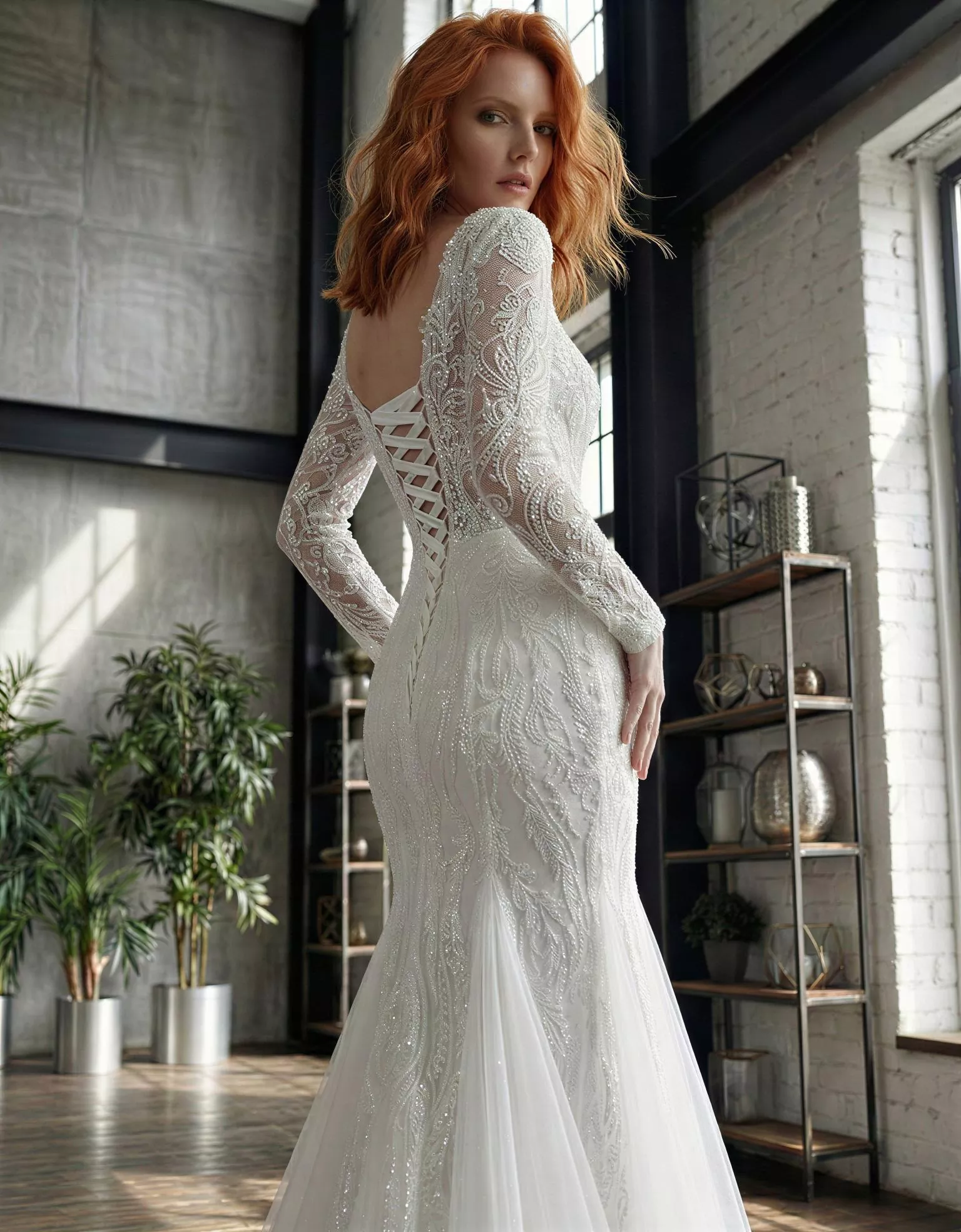 Vestido de Novia Jezelle pose espalda detalle de pie corte sirena mangas largas escote V Atelier Romance