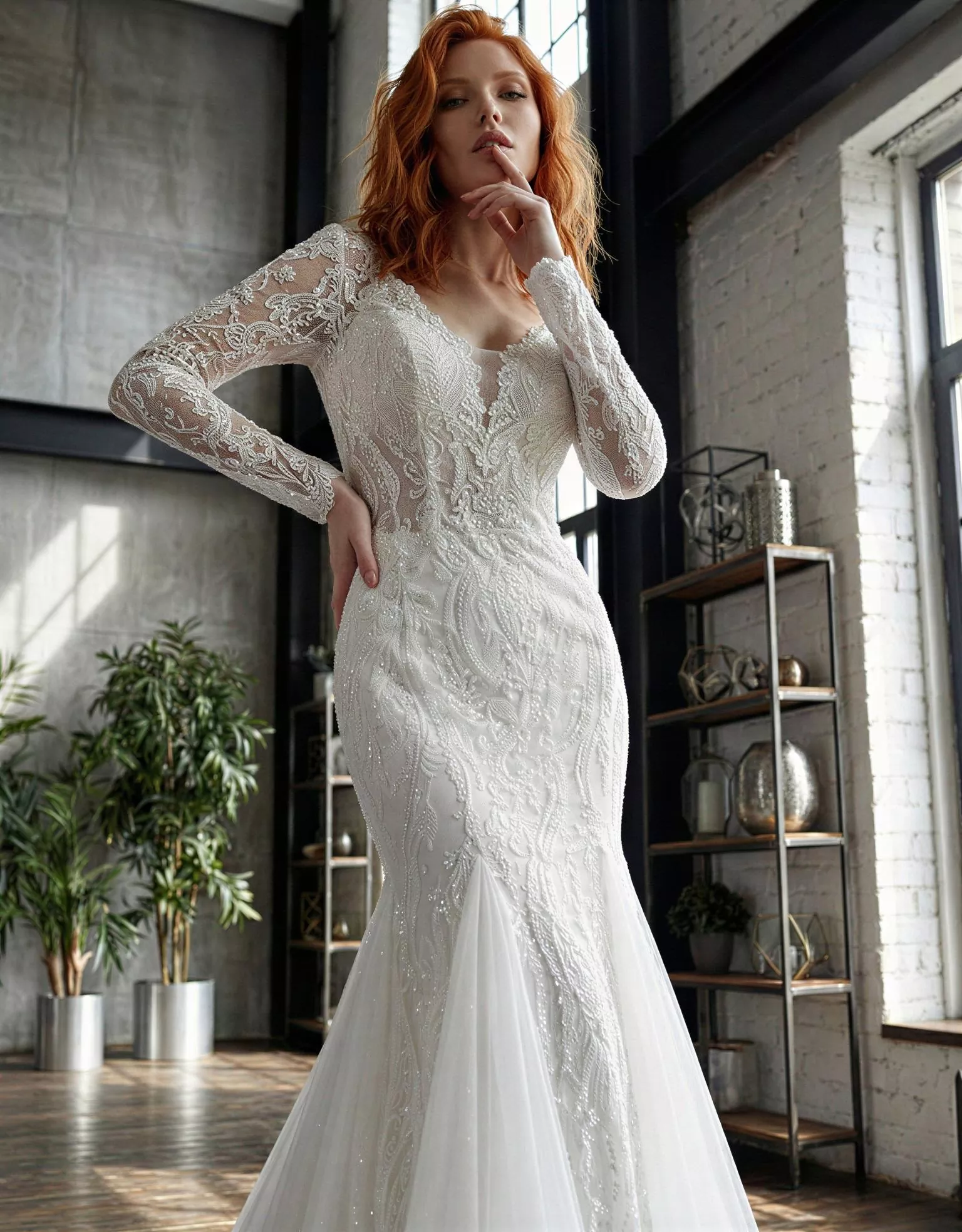 Vestido de Novia Jezelle pose frontal de pie corte sirena mangas largas escote V Atelier Romance