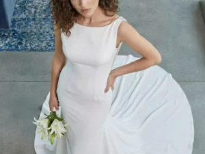 Vestido de Novia Joya pose frontal cenital escote barco espalda V cruzada corte sirena Atelier Essential