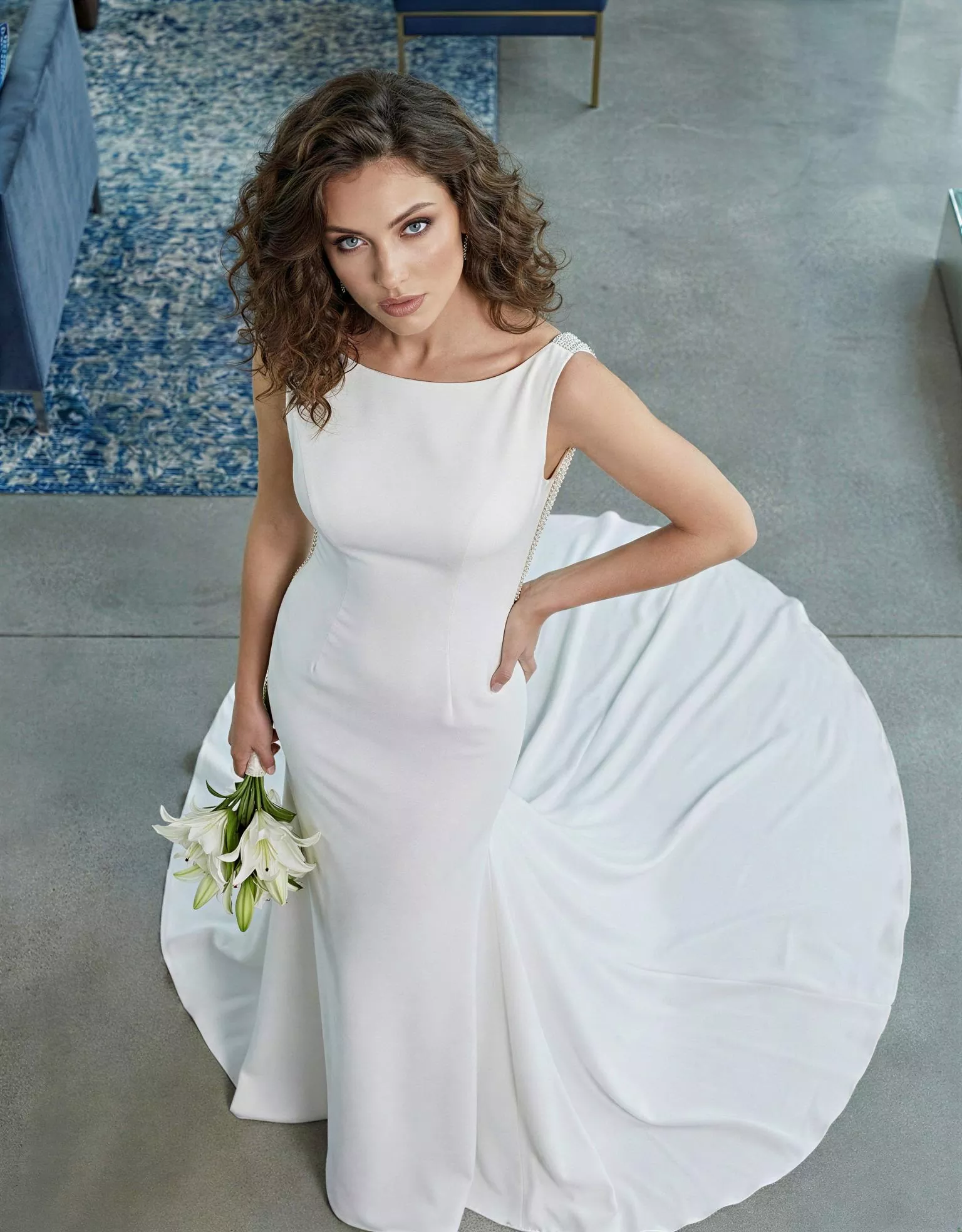 Vestido de Novia Joya pose frontal cenital escote barco espalda V cruzada corte sirena Atelier Essential