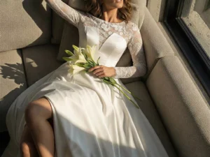 Vestido de Novia Jupiter pose dramatica escote V picos encaje espalda semidescubierta corte A Atelier Boheme