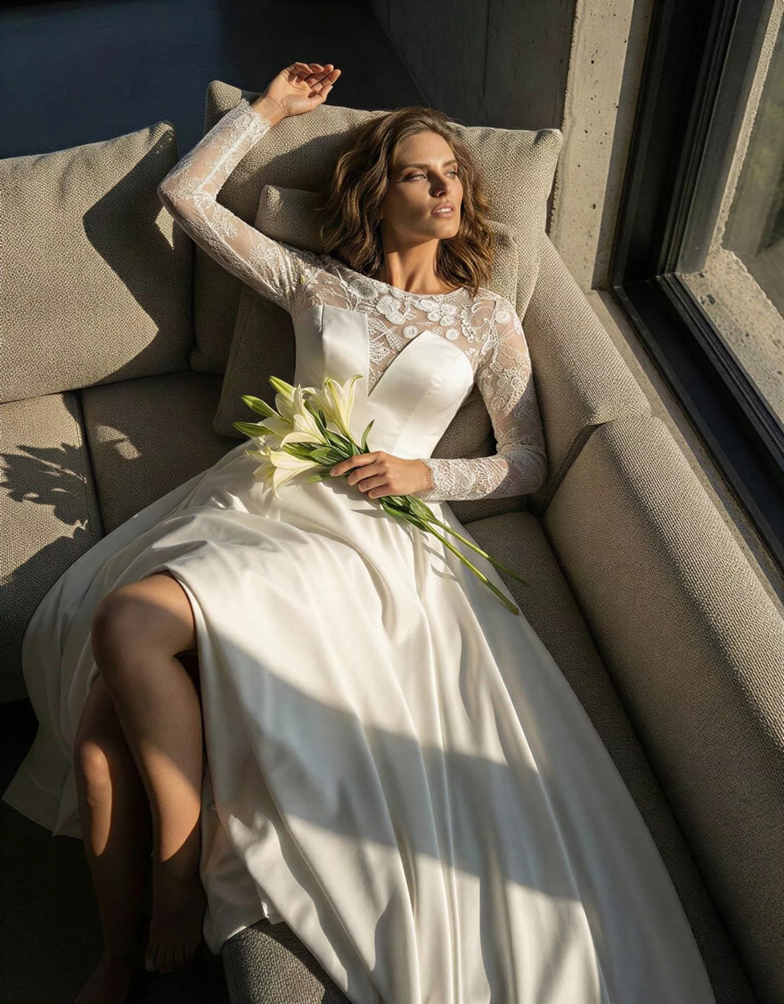 Vestido de Novia Jupiter pose dramatica escote V picos encaje espalda semidescubierta corte A Atelier Boheme