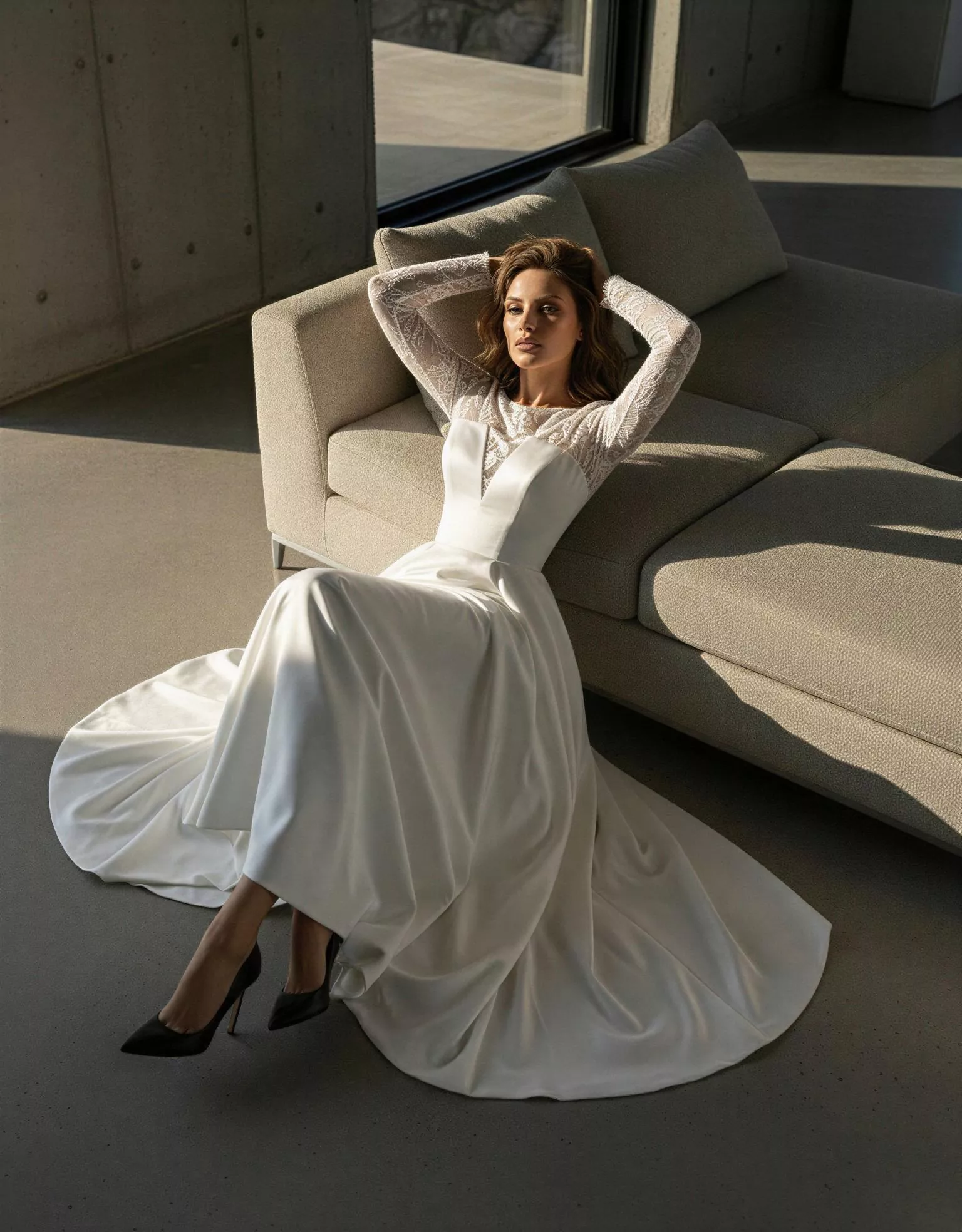 Vestido de Novia Jupiter pose editorial escote V picos encaje espalda semidescubierta corte A Atelier Boheme