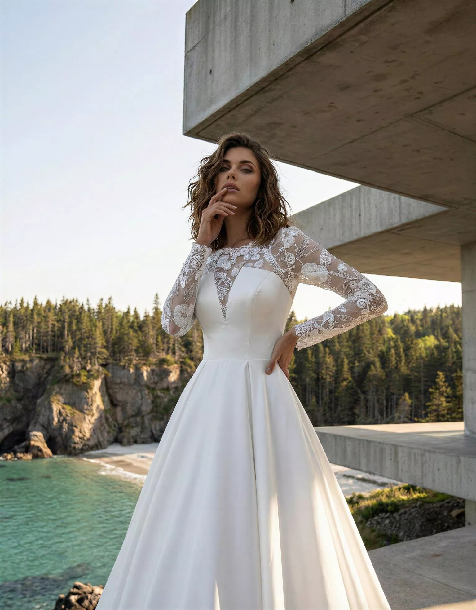 Vestido de Novia Jupiter pose frontal detalle escote V picos encaje espalda semidescubierta corte A Atelier Boheme