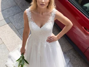 Vestido de novia Hart pose cenital coche, escote V, espalda U ilusión, corte A,encaje, tul Atelier Boheme