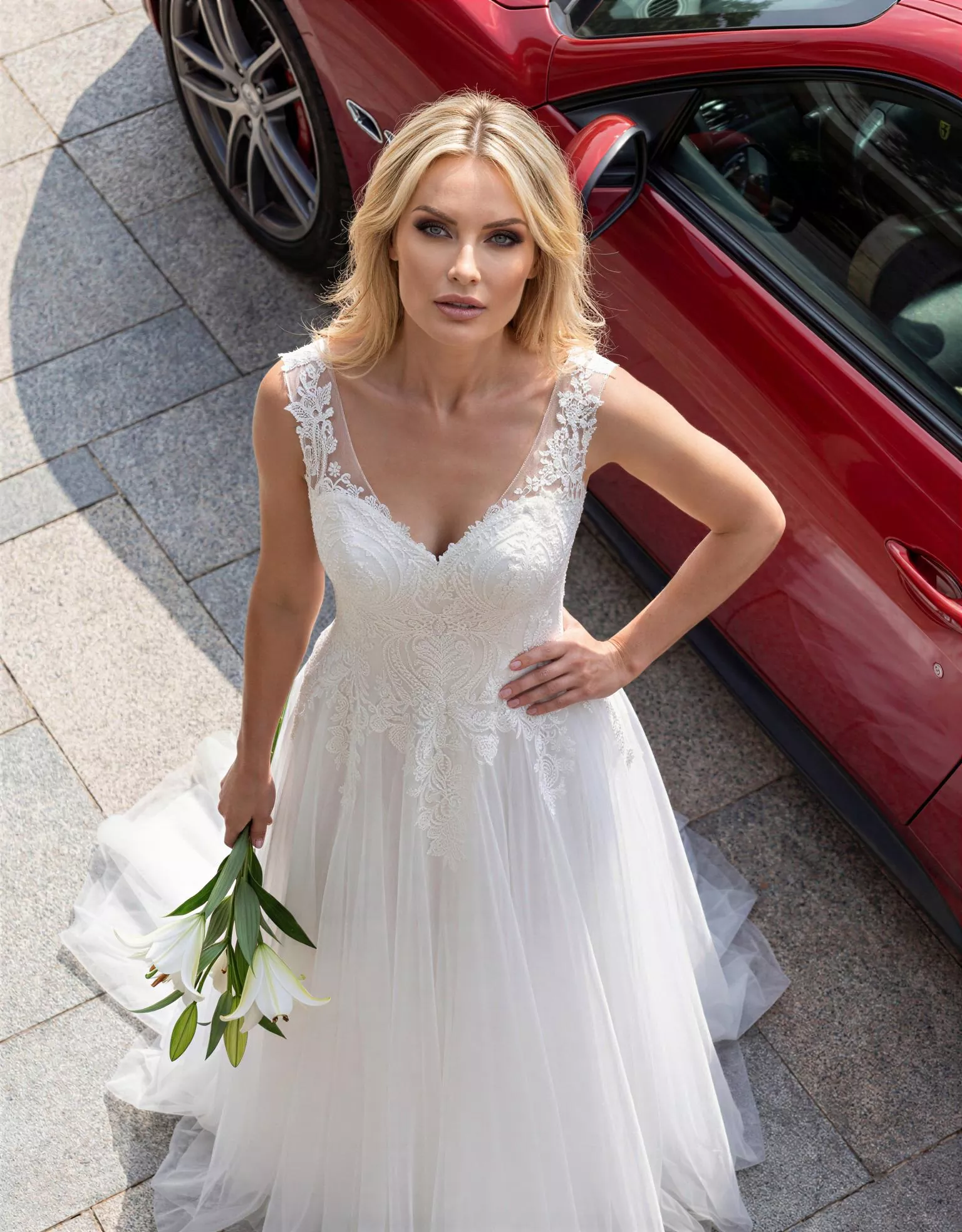 Vestido de novia Hart pose cenital coche, escote V, espalda U ilusión, corte A,encaje, tul Atelier Boheme