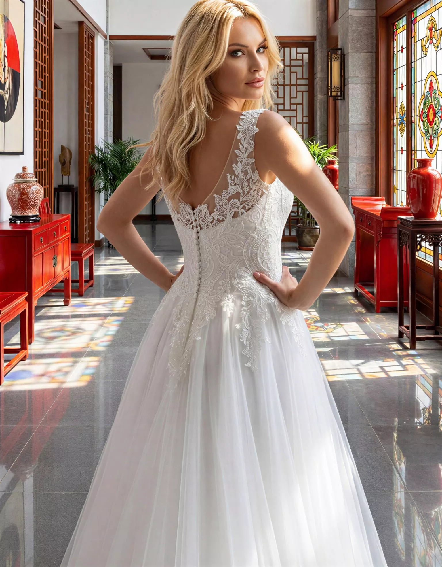 Vestido de novia Hart pose espalda, escote V, espalda U ilusión, corte A,encaje, tul Atelier Boheme