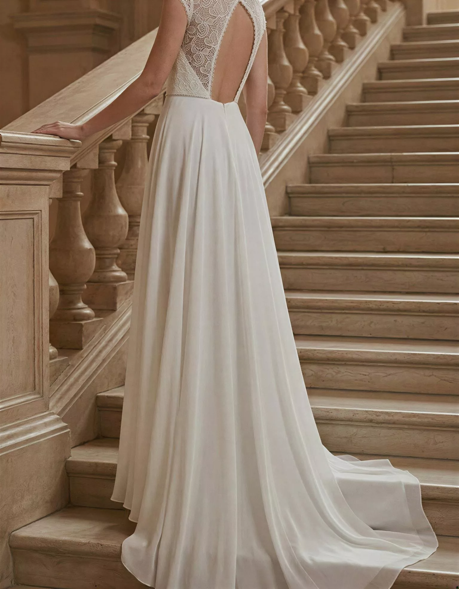 vestido-novia-Tiffany-atelierBoheme-encaje-escotecorazón-espaldacerrada-espalda-atelierdebodas