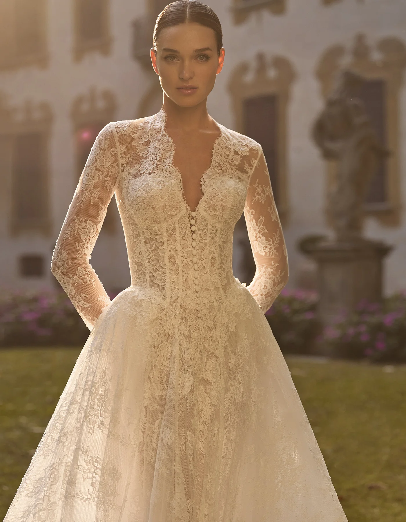 vestido-novia-britney-albertopalatchi-encaje-escoteenv-espaldacerrada-detale-atelierdebodas