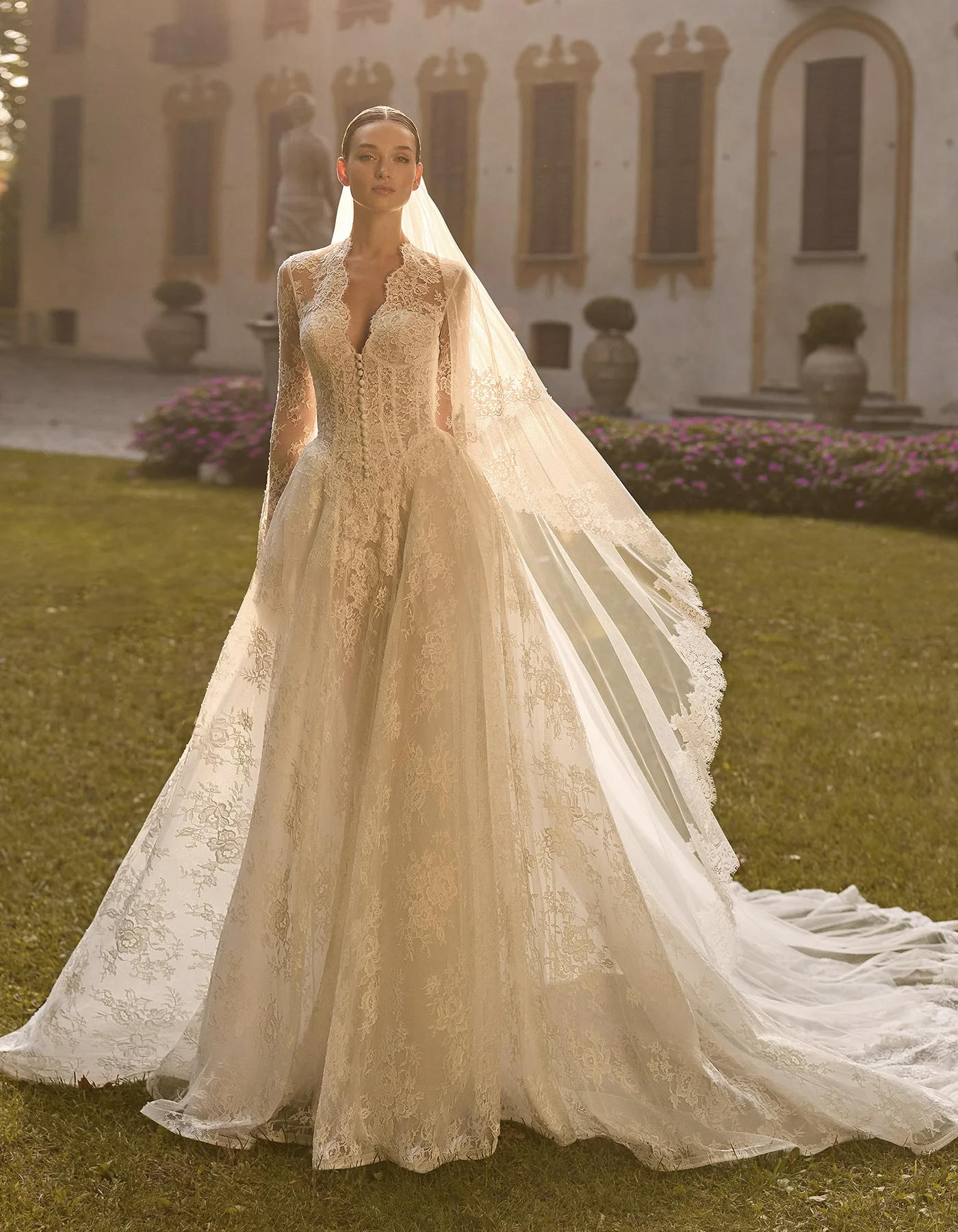 vestido-novia-britney-albertopalatchi-encaje-escoteenv-espaldacerrada-frente-atelierdebodas